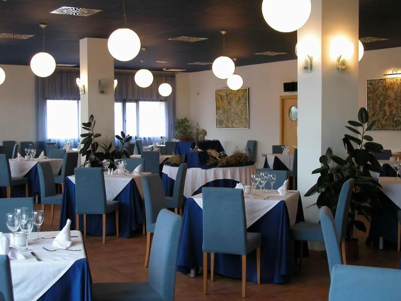 Restaurant/places to eat in Hotel Villa de Estercuel