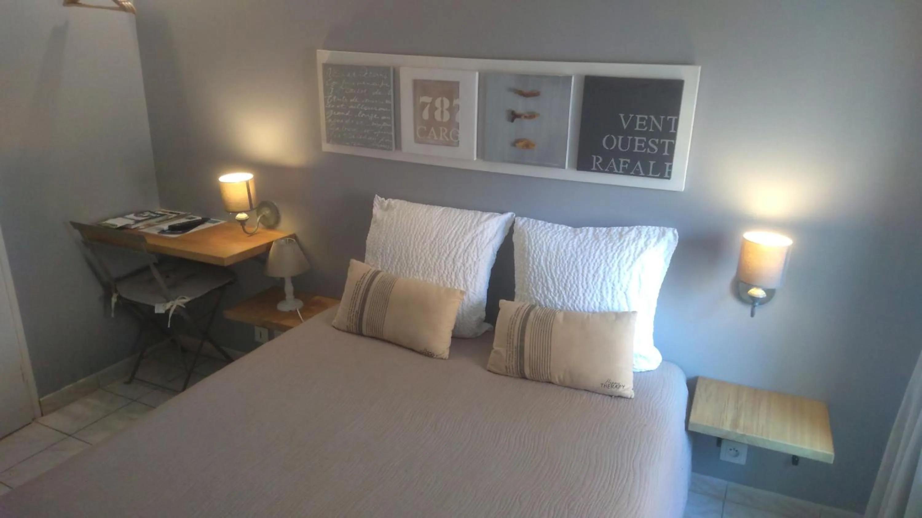 Bed in Logis Hôtel La Clé Des Songes