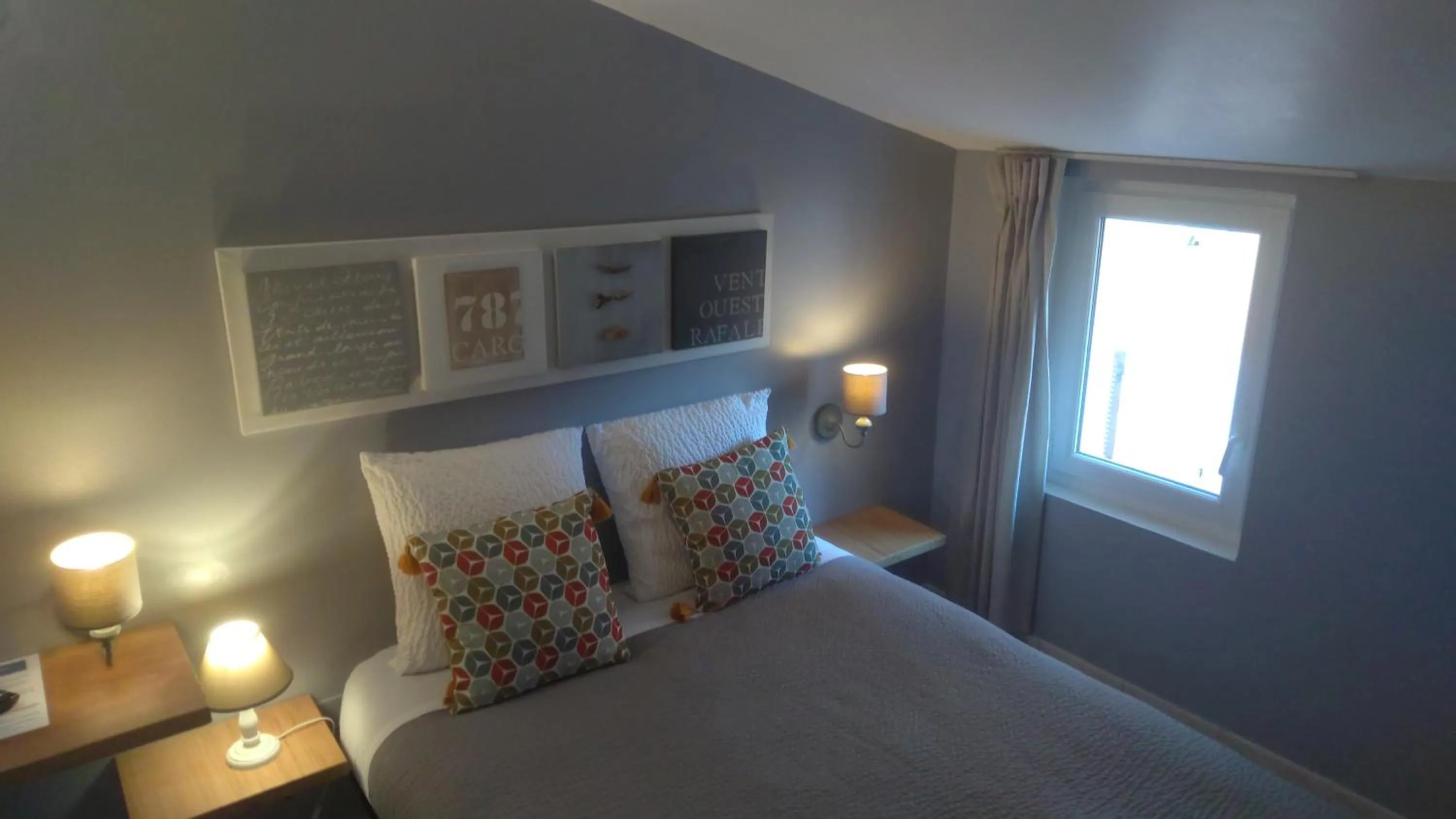 Bed in Logis Hôtel La Clé Des Songes