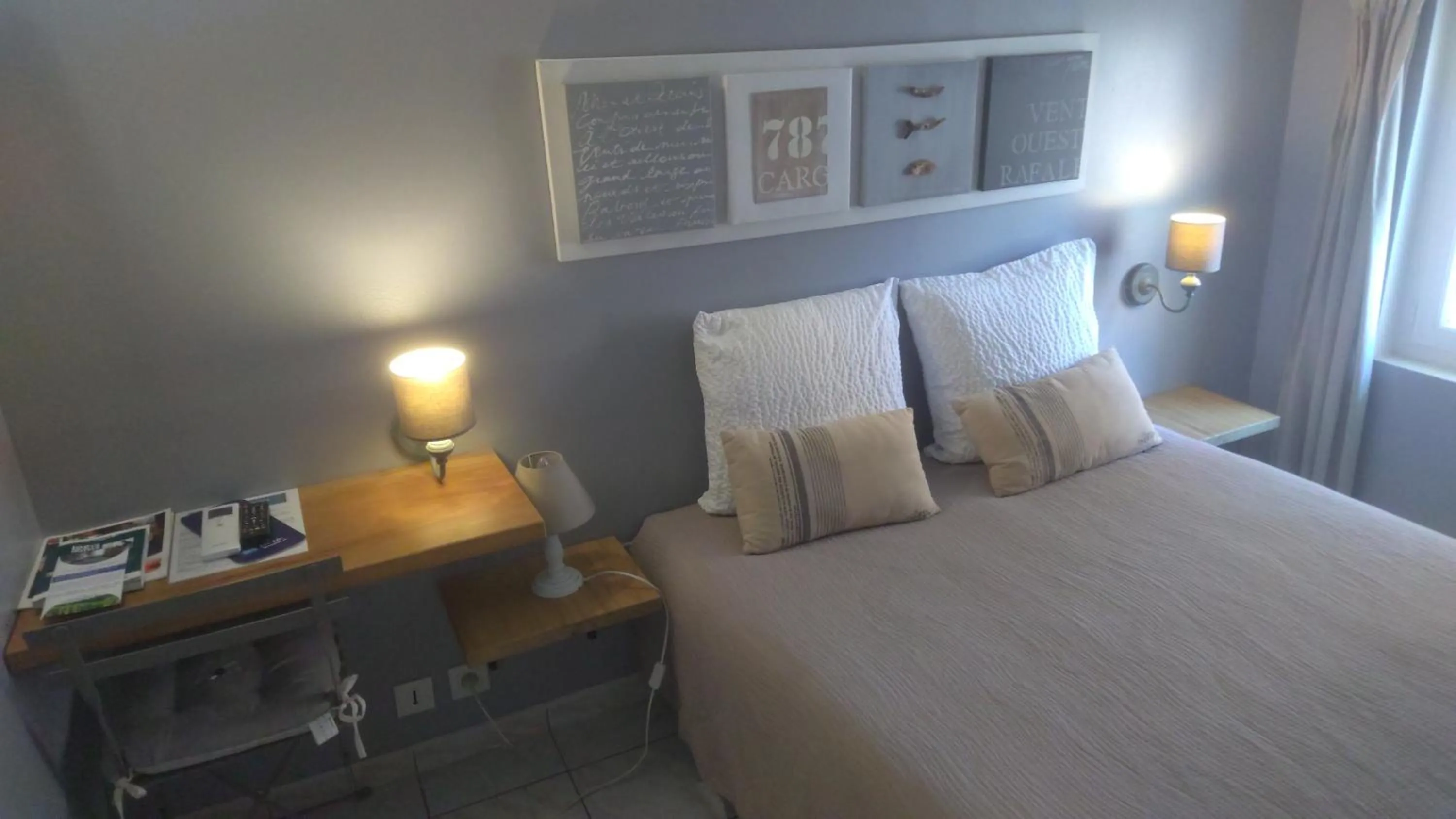 Bed in Logis Hôtel La Clé Des Songes