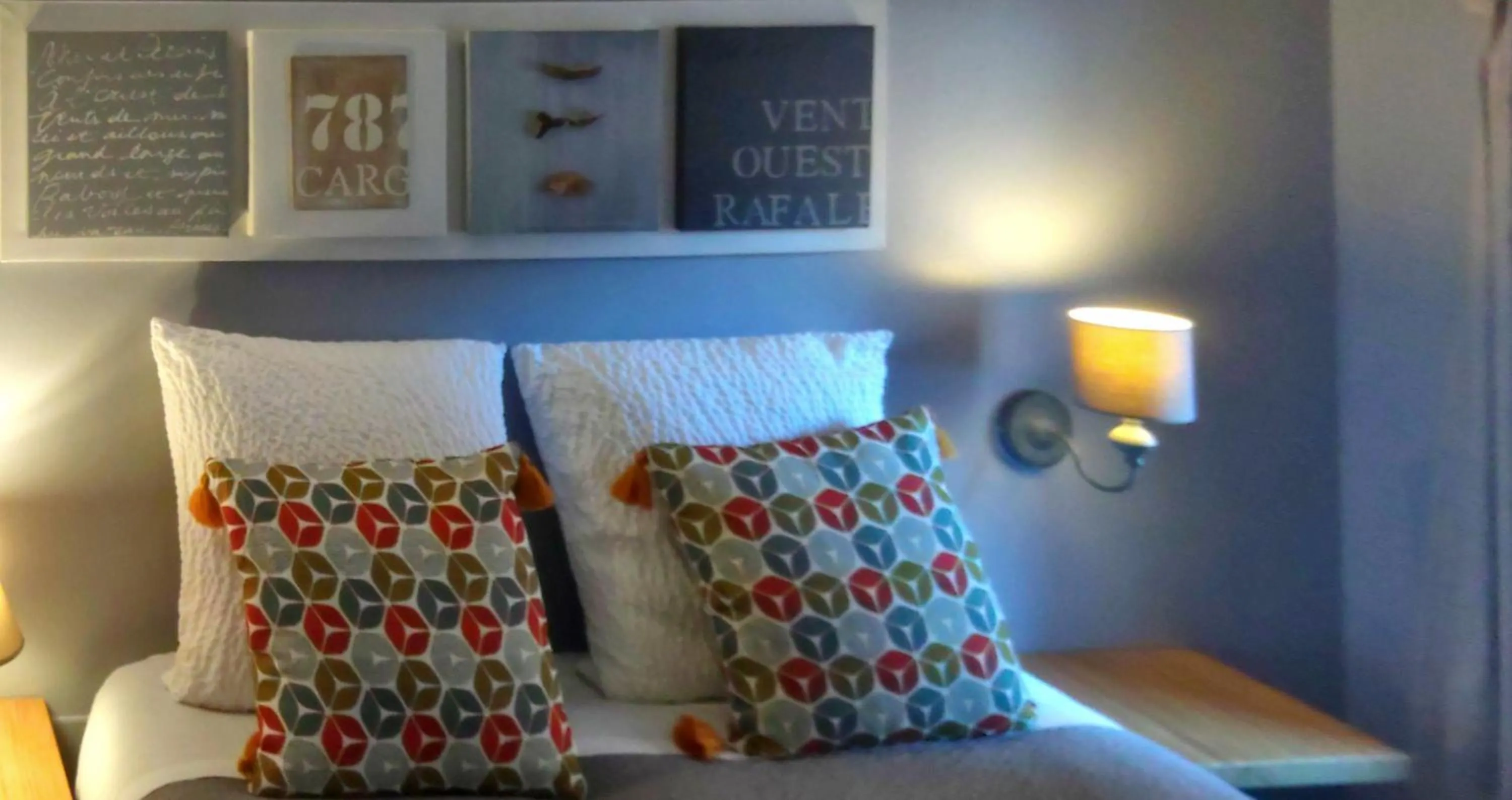 Bed in Logis Hôtel La Clé Des Songes