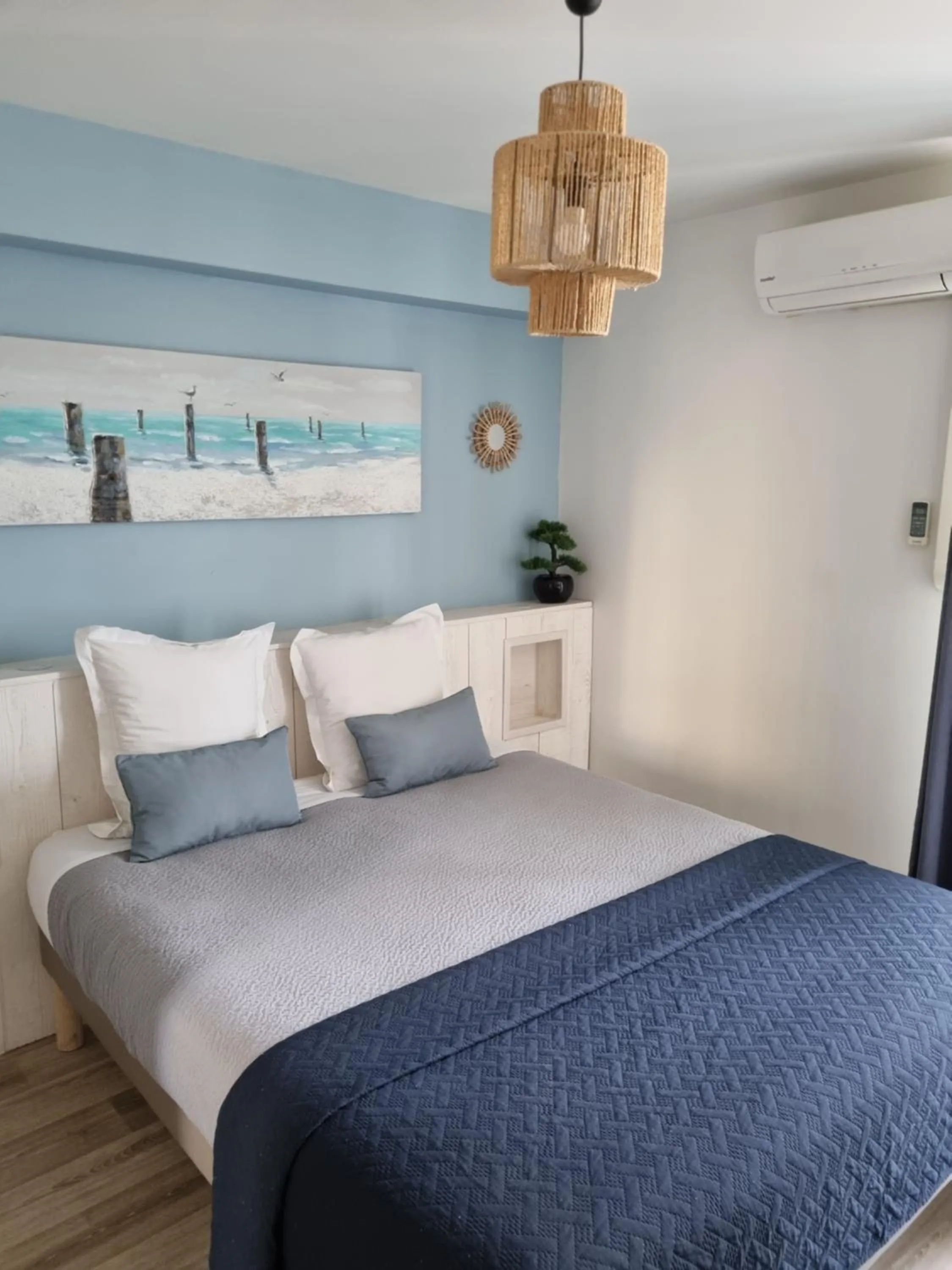 Bed in Logis Hôtel La Clé Des Songes