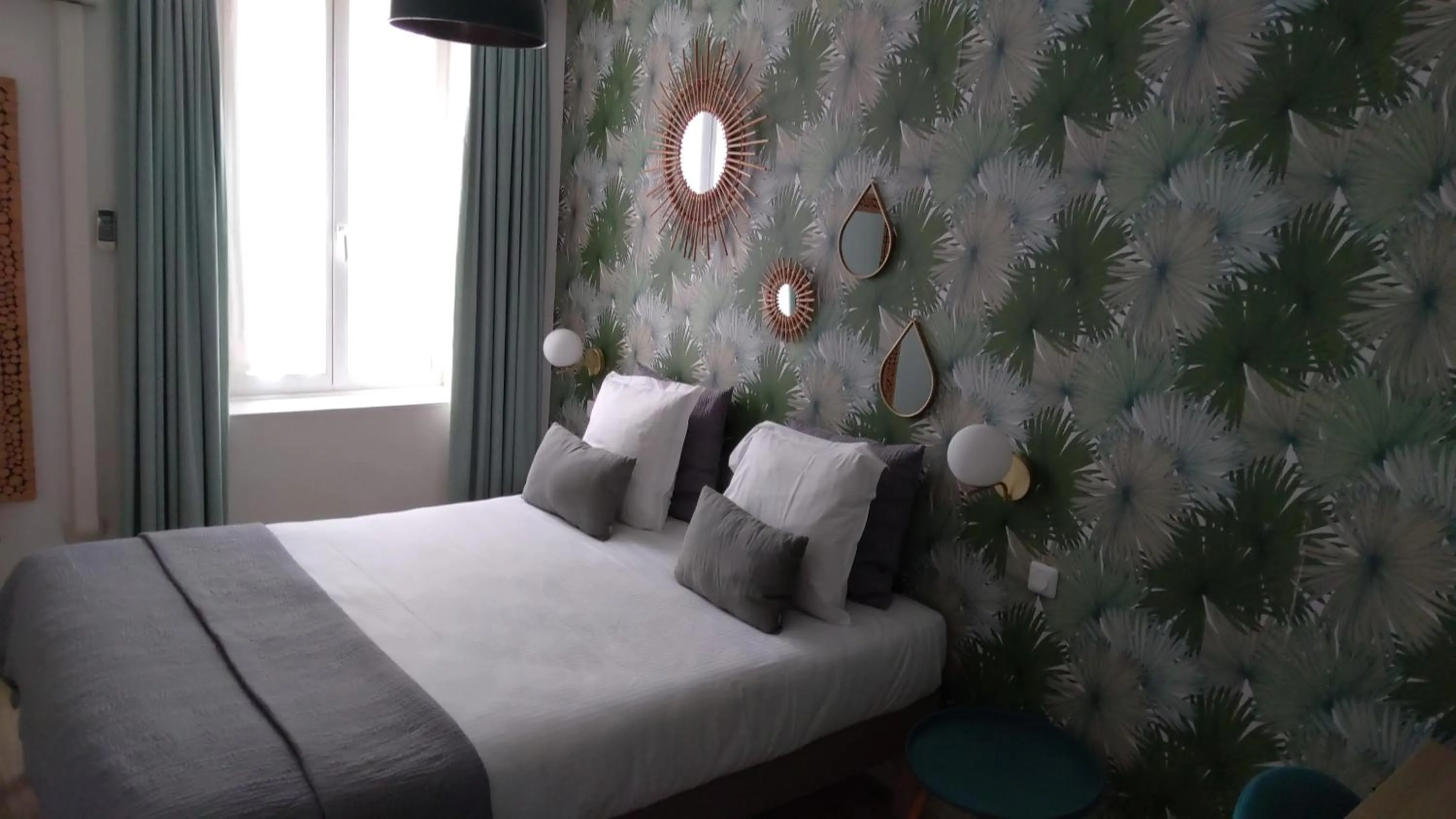 Bed in Logis Hôtel La Clé Des Songes