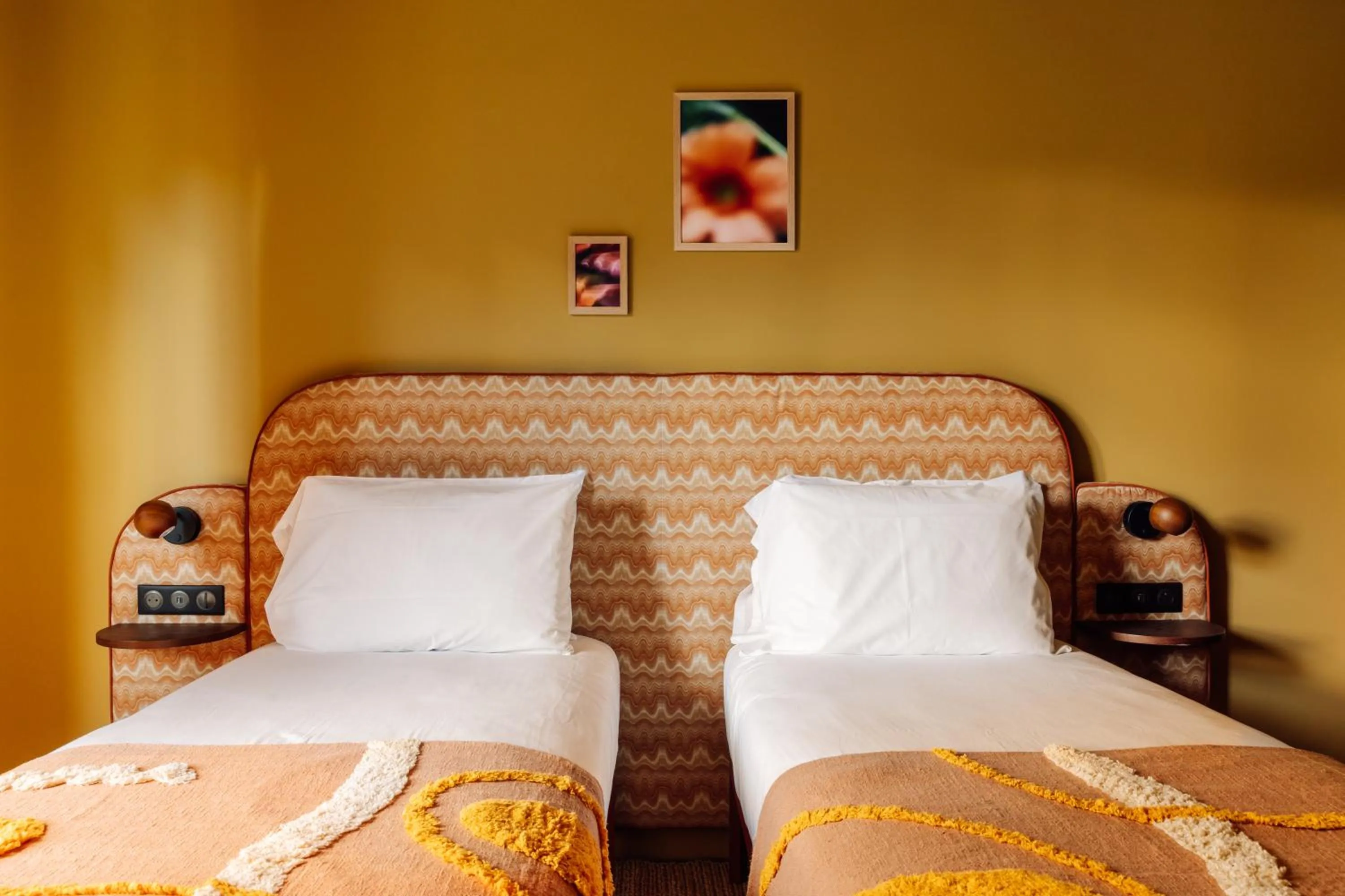 Bed in Le Jardin de Verre by Locke