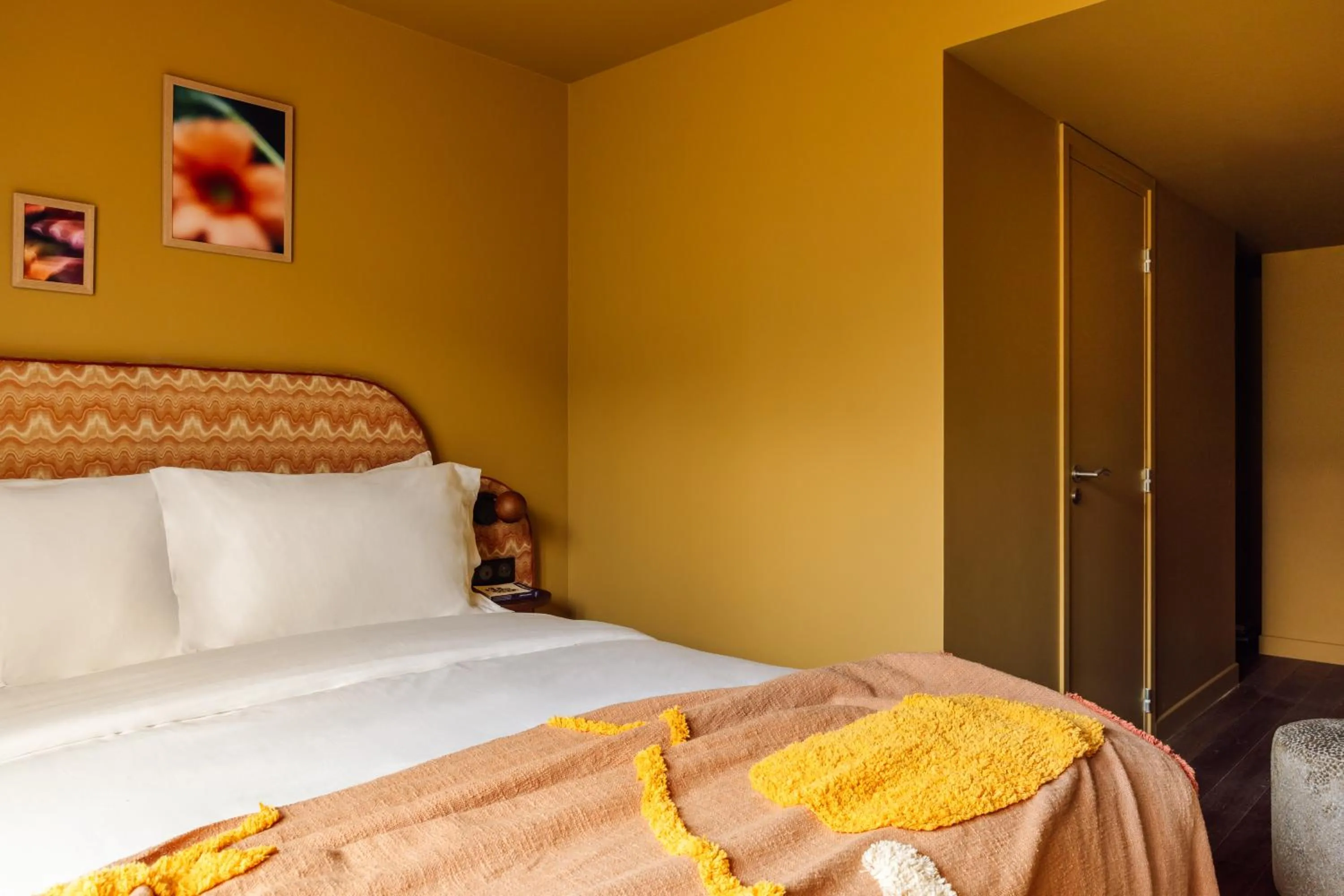 Bed in Le Jardin de Verre by Locke