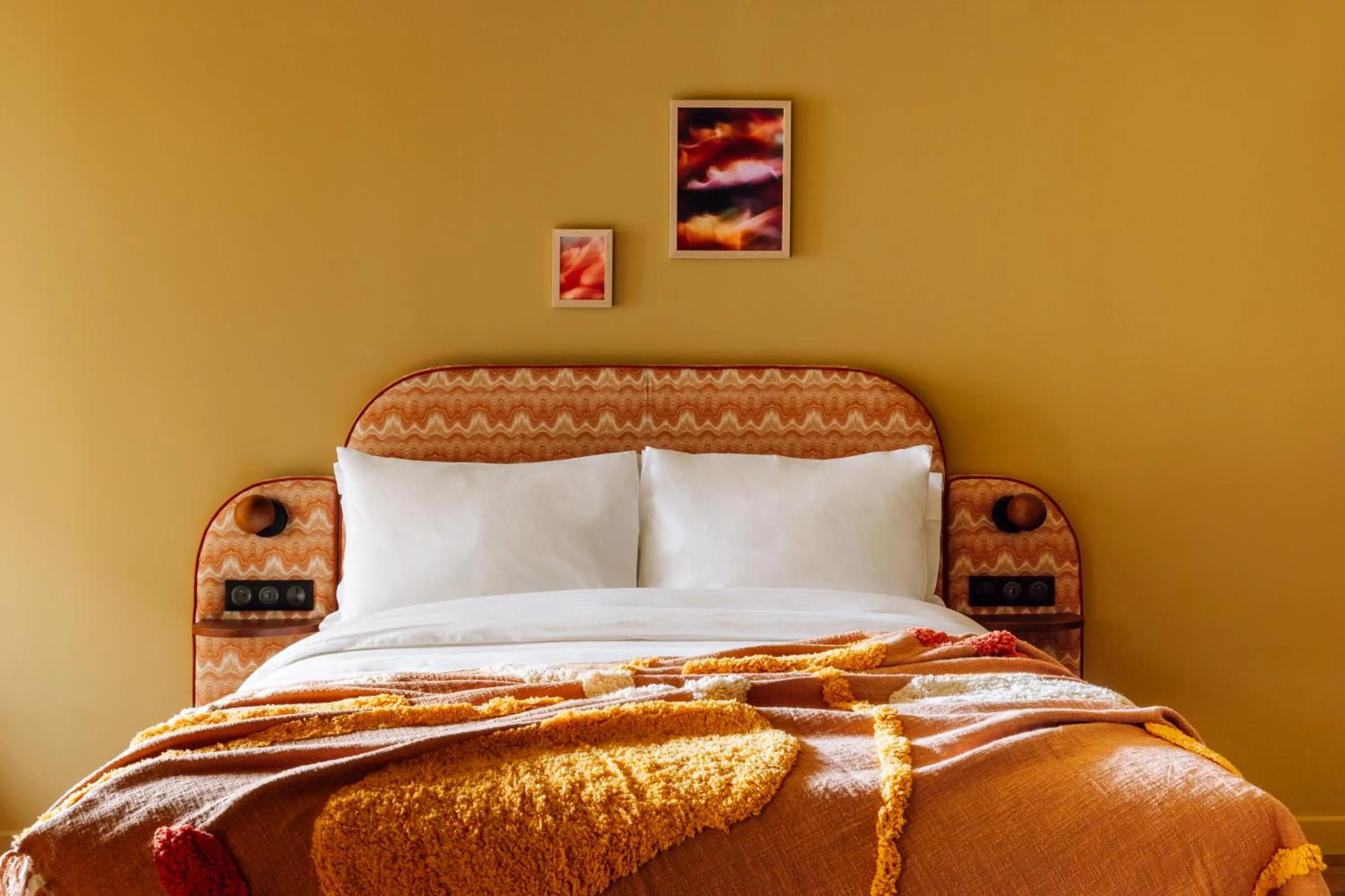 Bed in Le Jardin de Verre by Locke