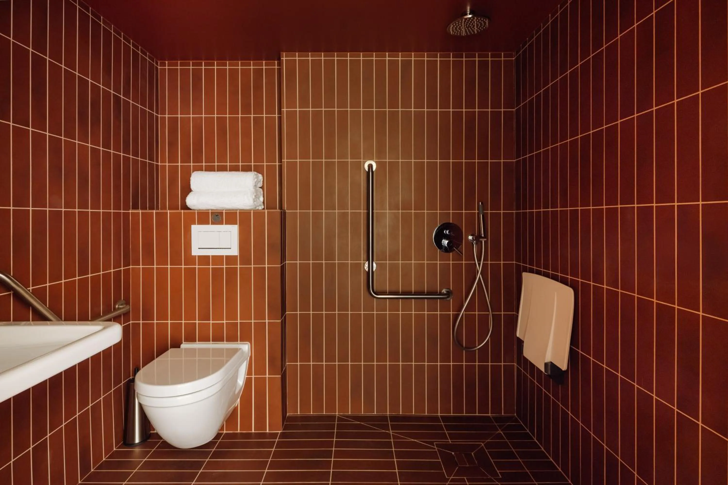 Bathroom in Le Jardin de Verre by Locke