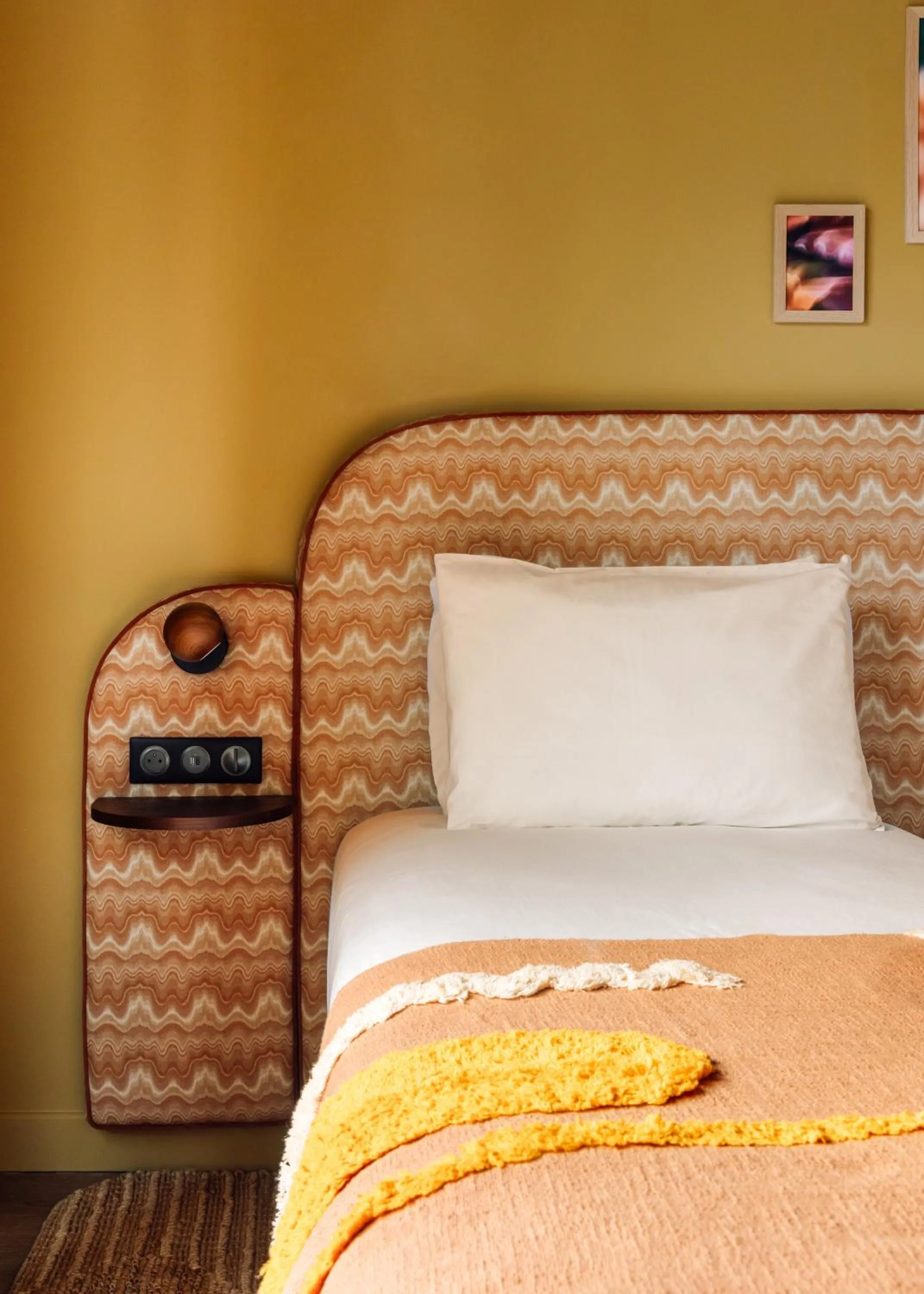 Bed in Le Jardin de Verre by Locke