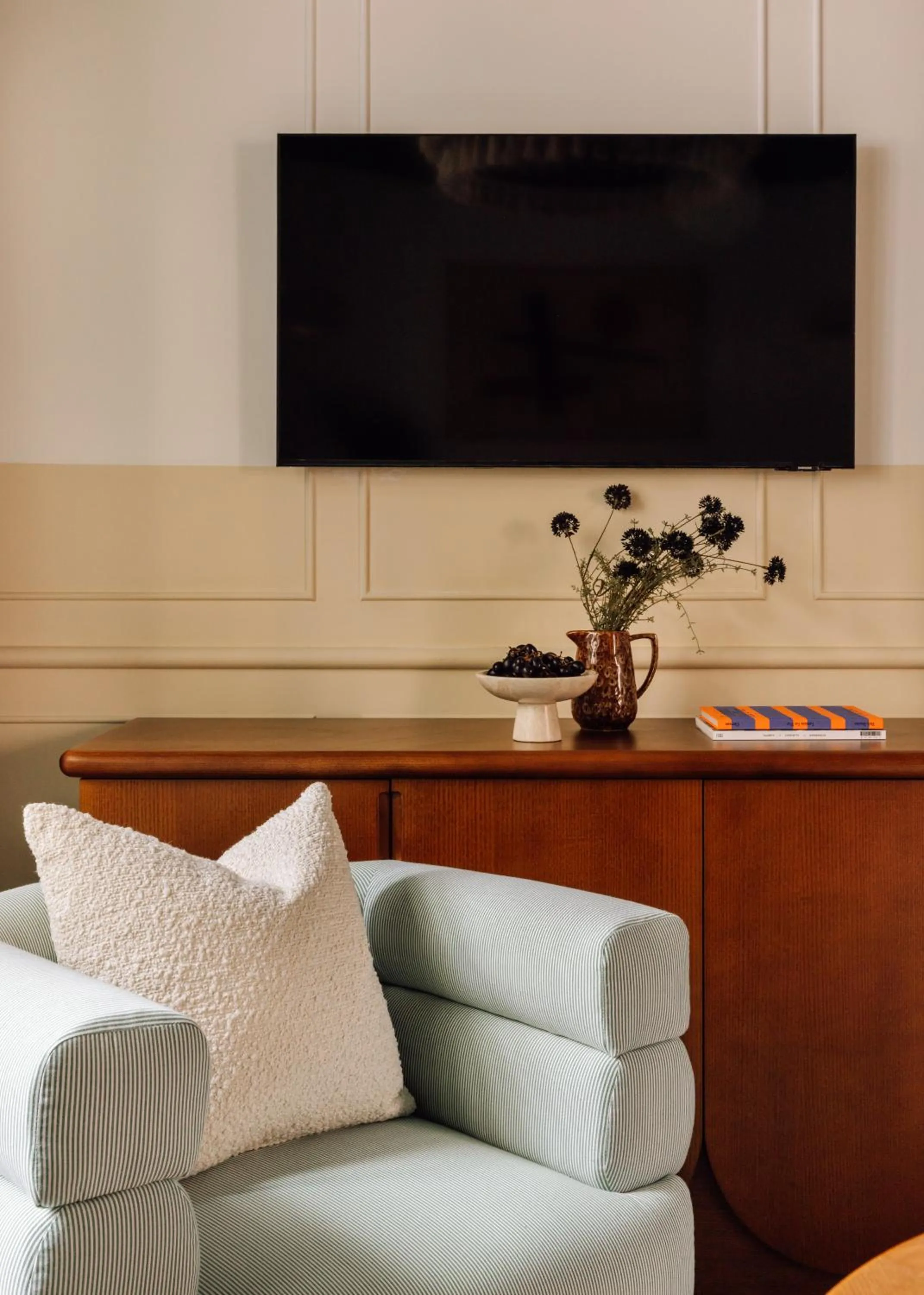 Living room in Le Jardin de Verre by Locke