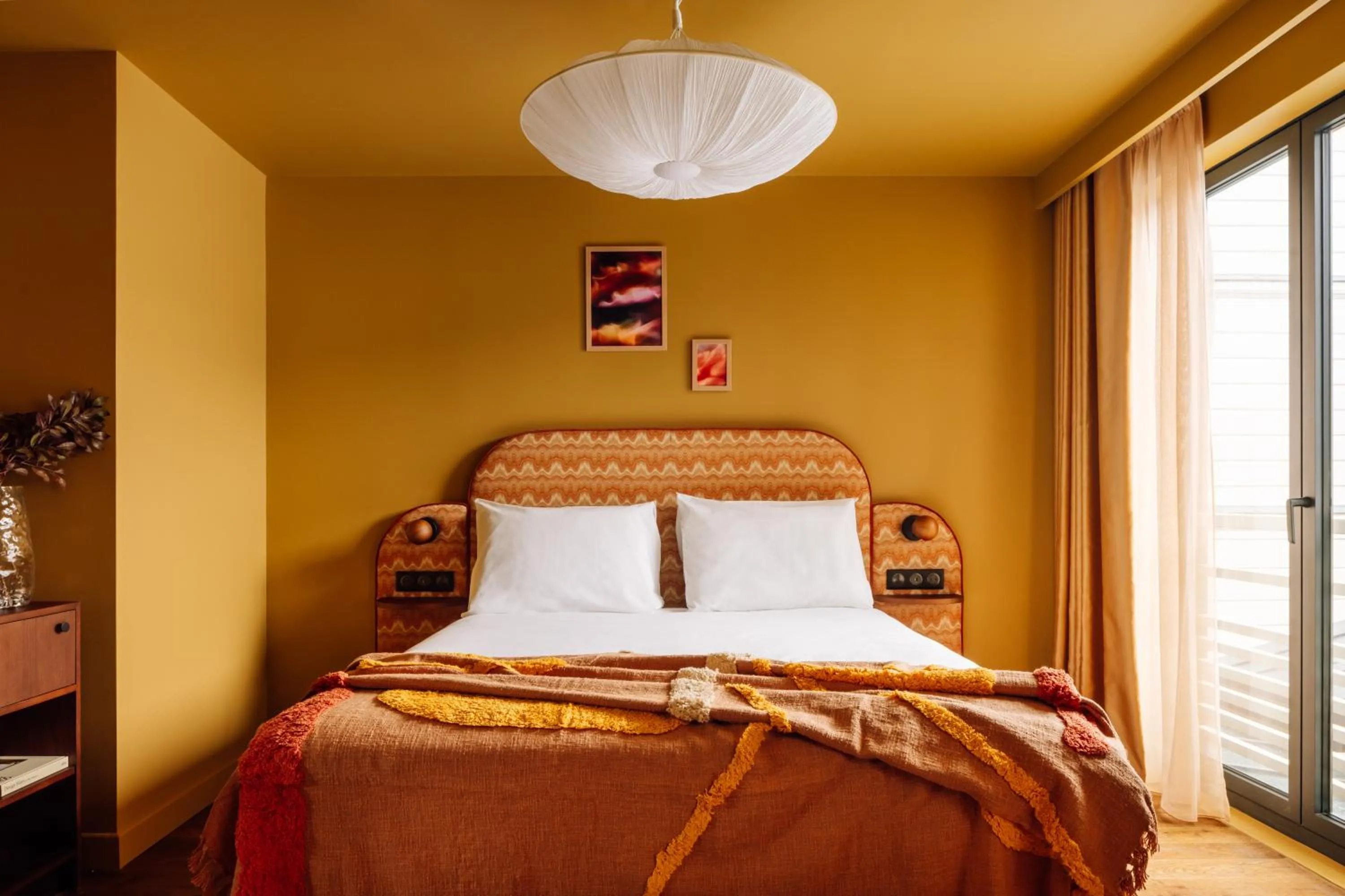 Bed in Le Jardin de Verre by Locke