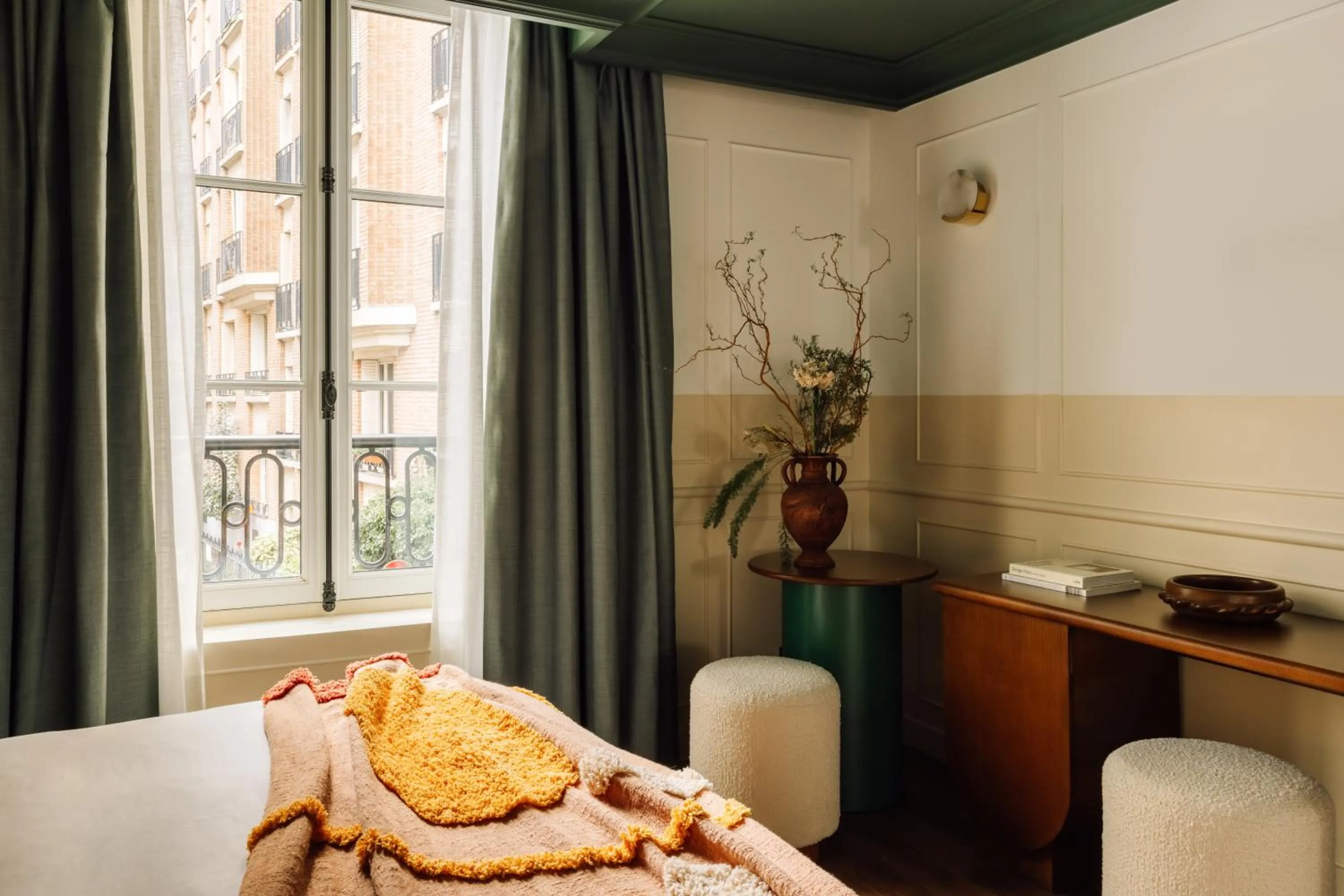 Bed in Le Jardin de Verre by Locke