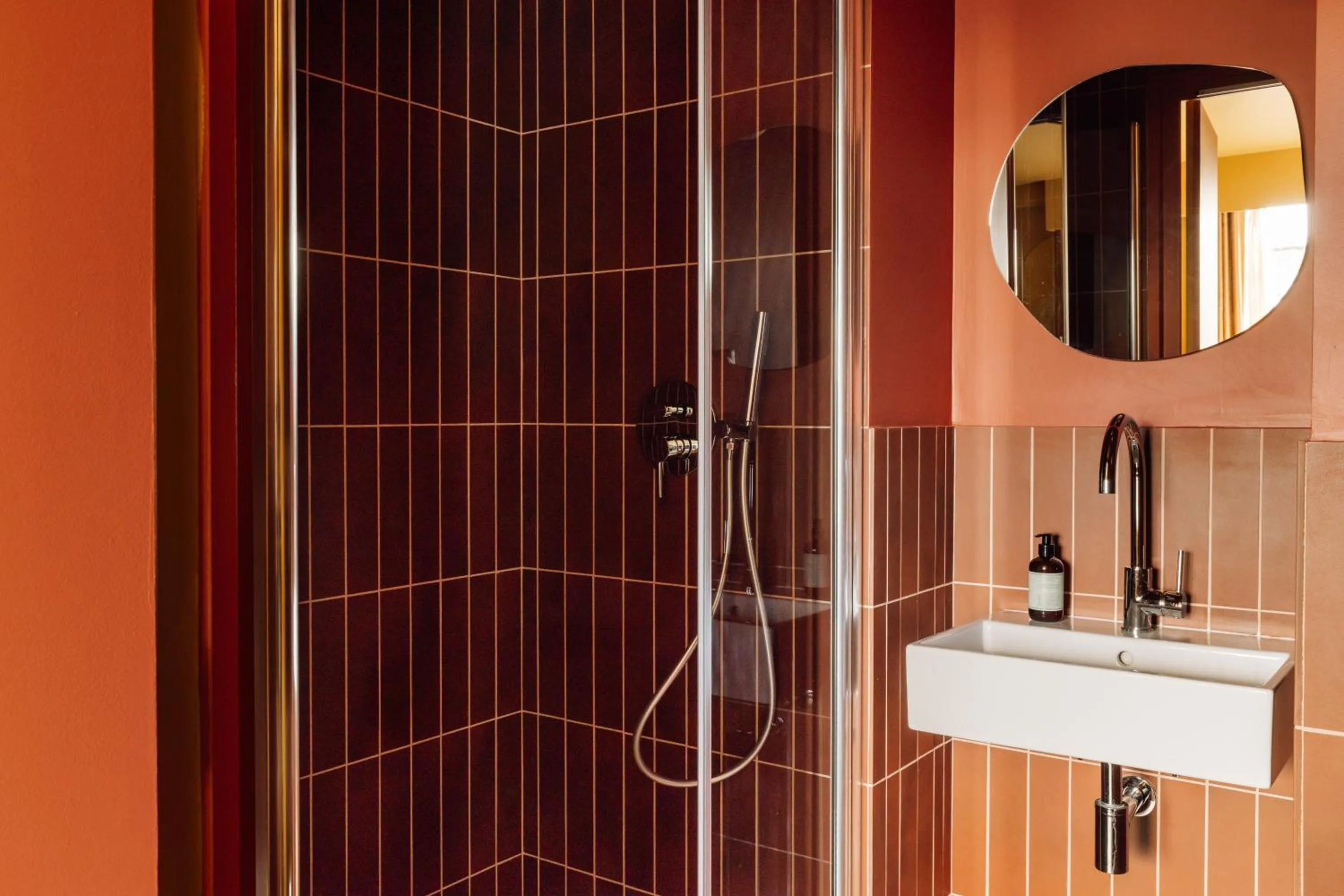 Bathroom in Le Jardin de Verre by Locke