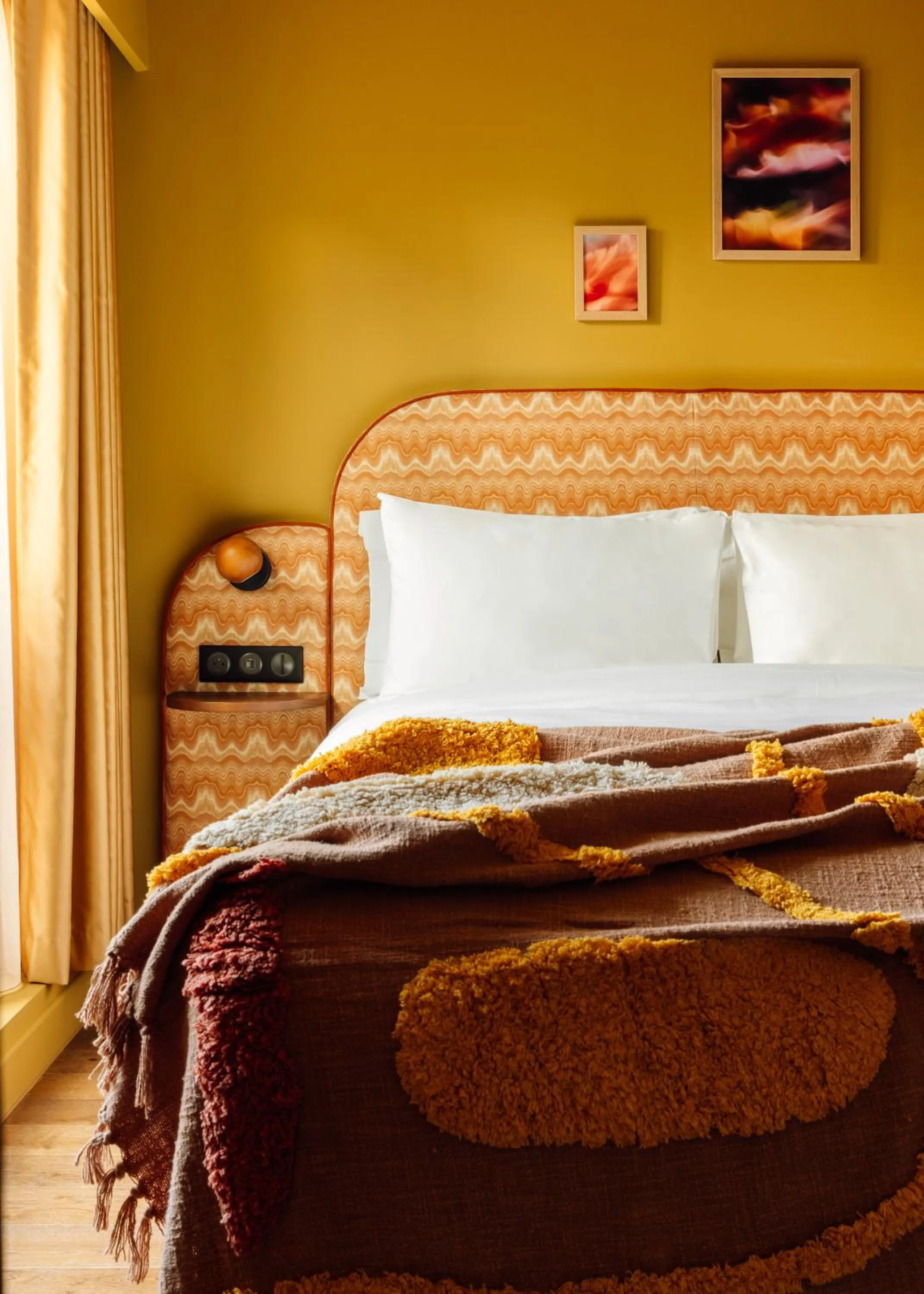 Bed in Le Jardin de Verre by Locke