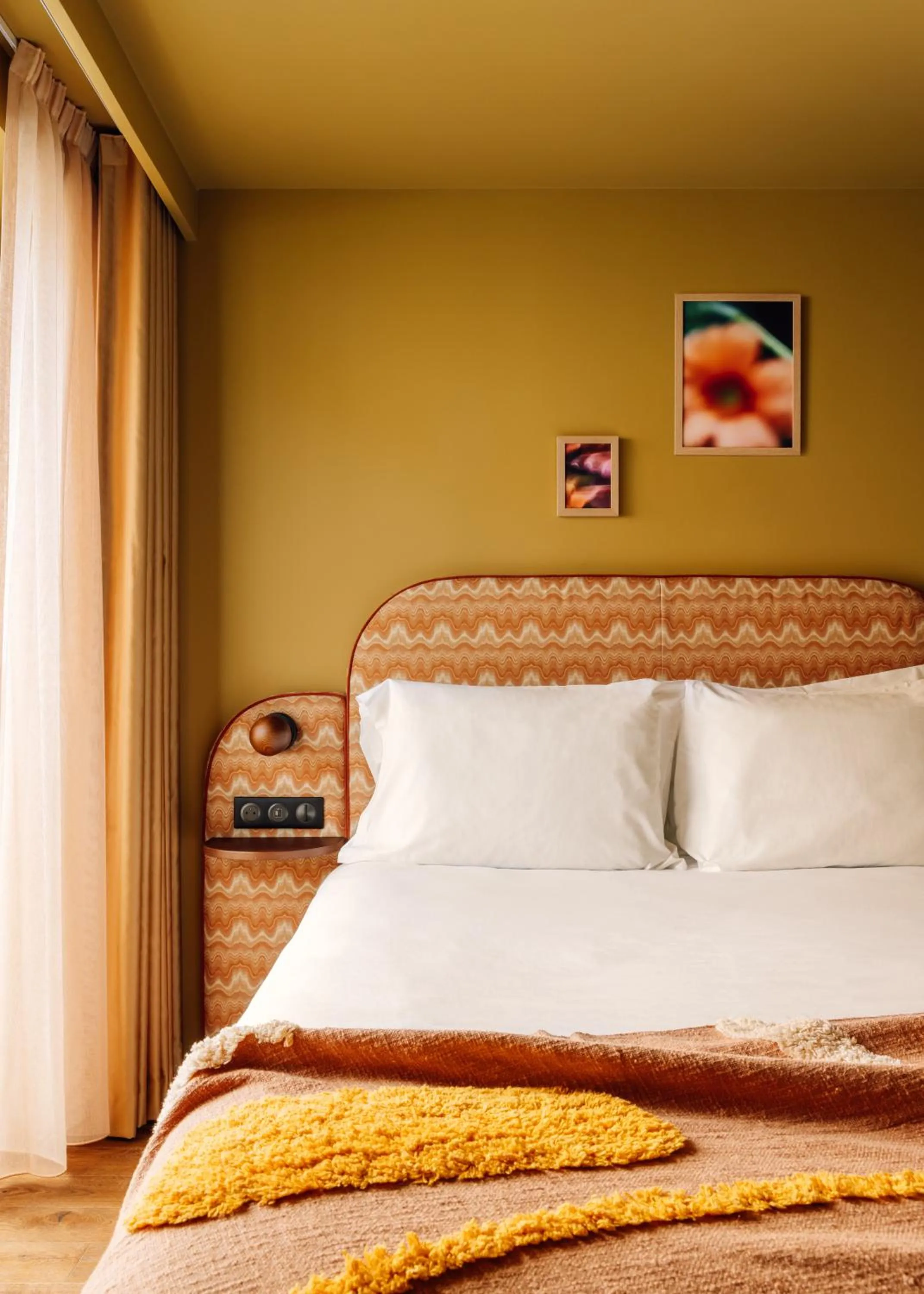 Bed in Le Jardin de Verre by Locke