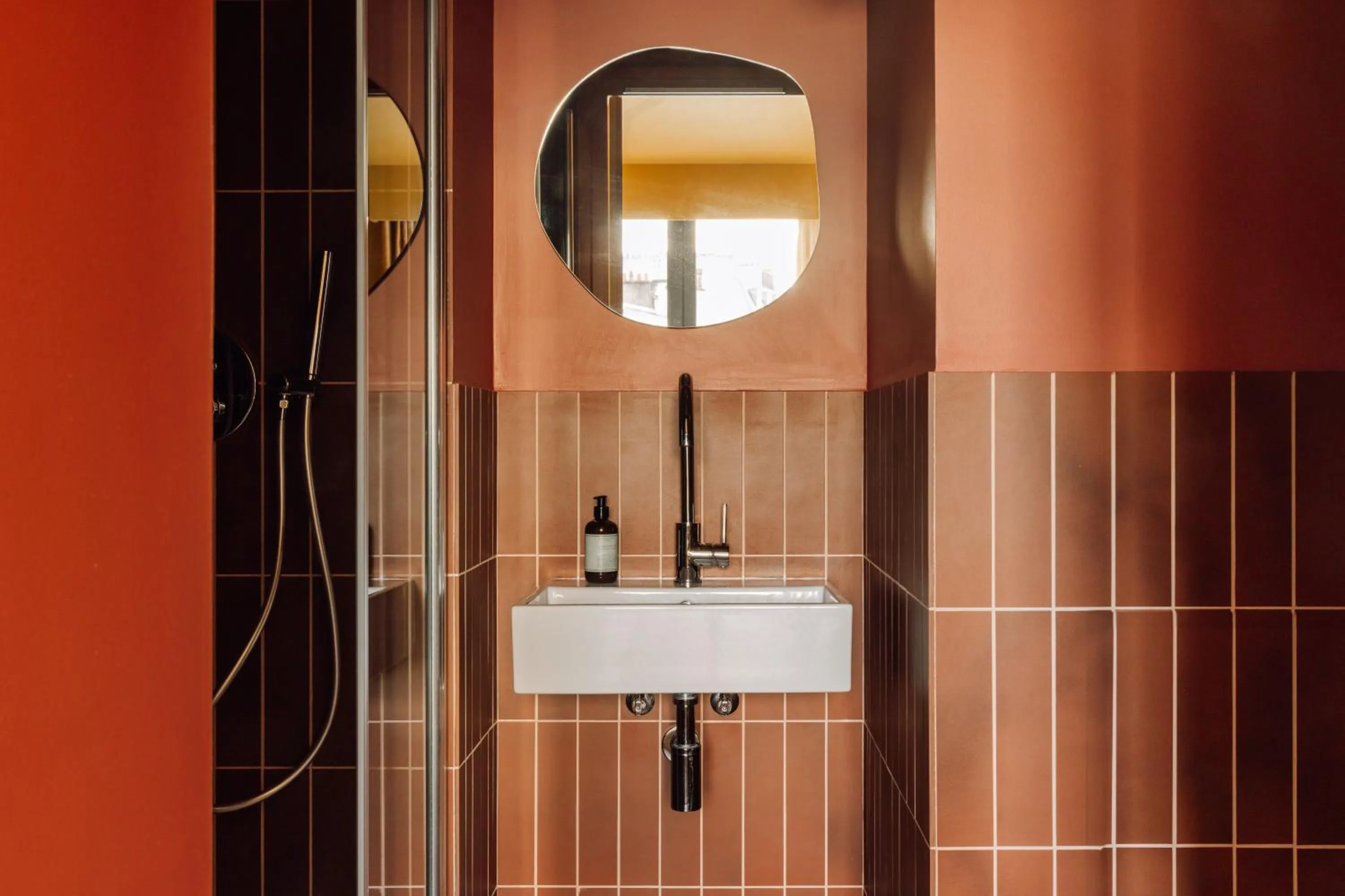 Bathroom in Le Jardin de Verre by Locke