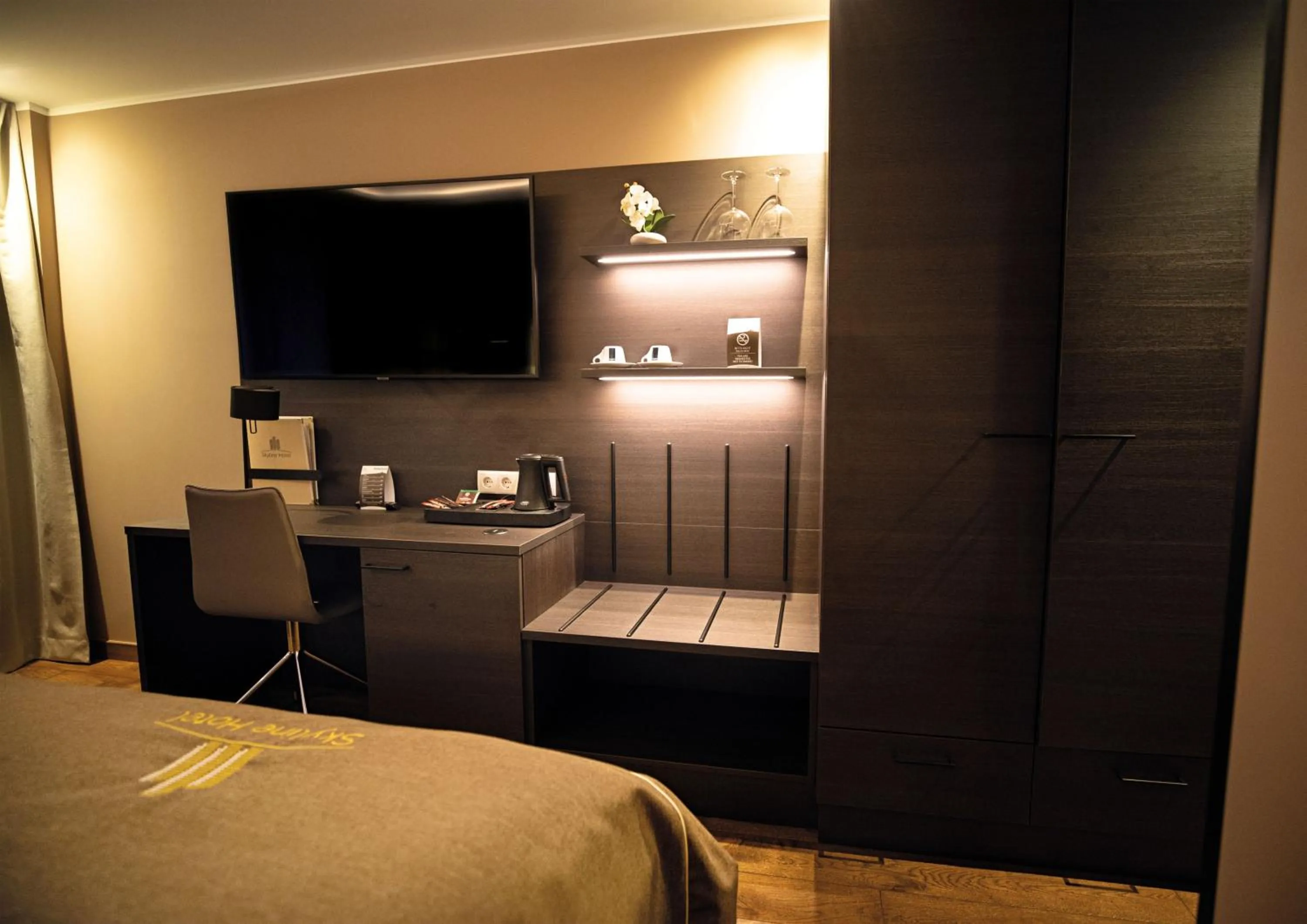 Photo of the whole room, Bed in Skyline Hotel City Frankfurt