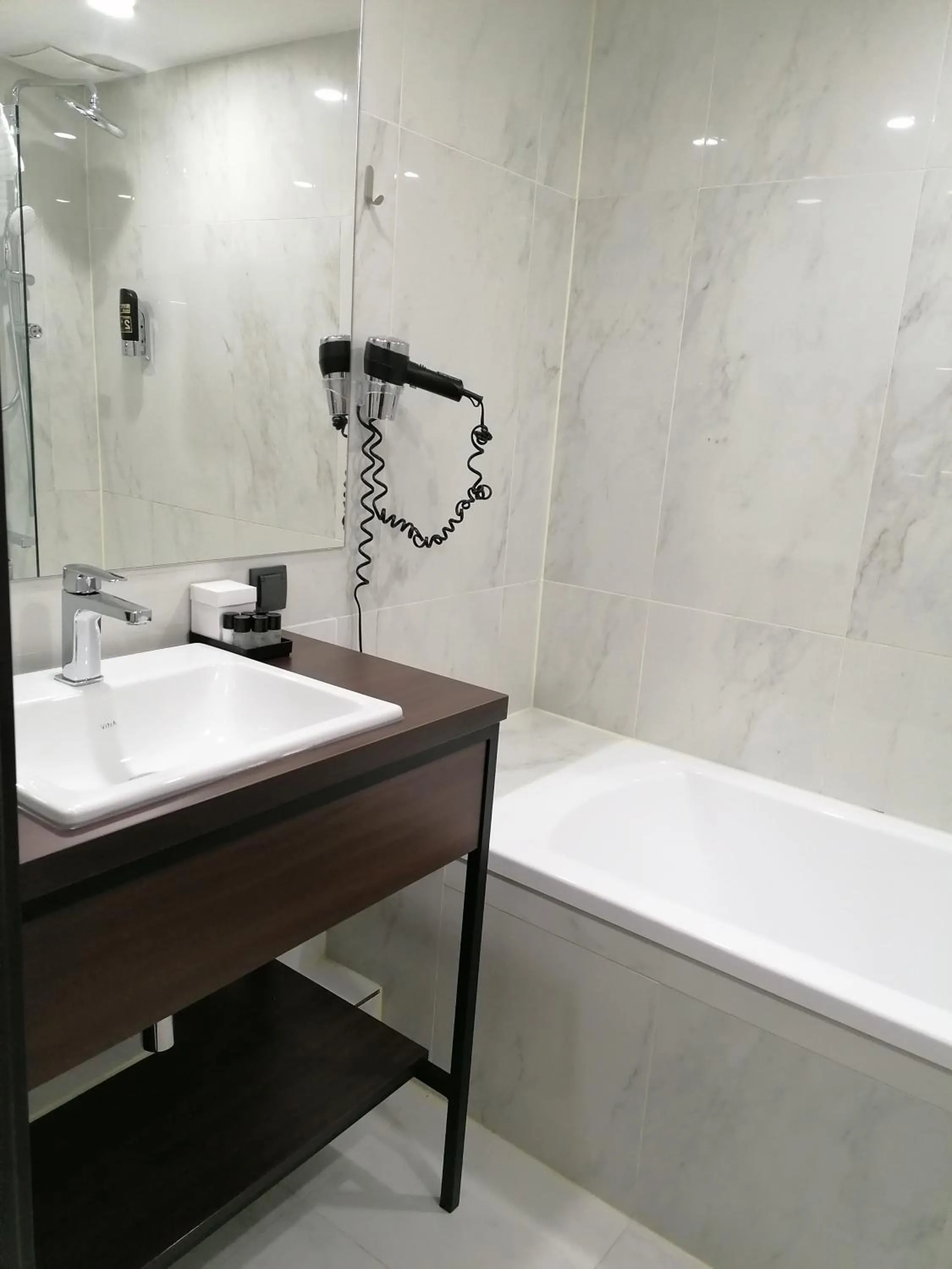 Shower in Skyline Hotel City Frankfurt