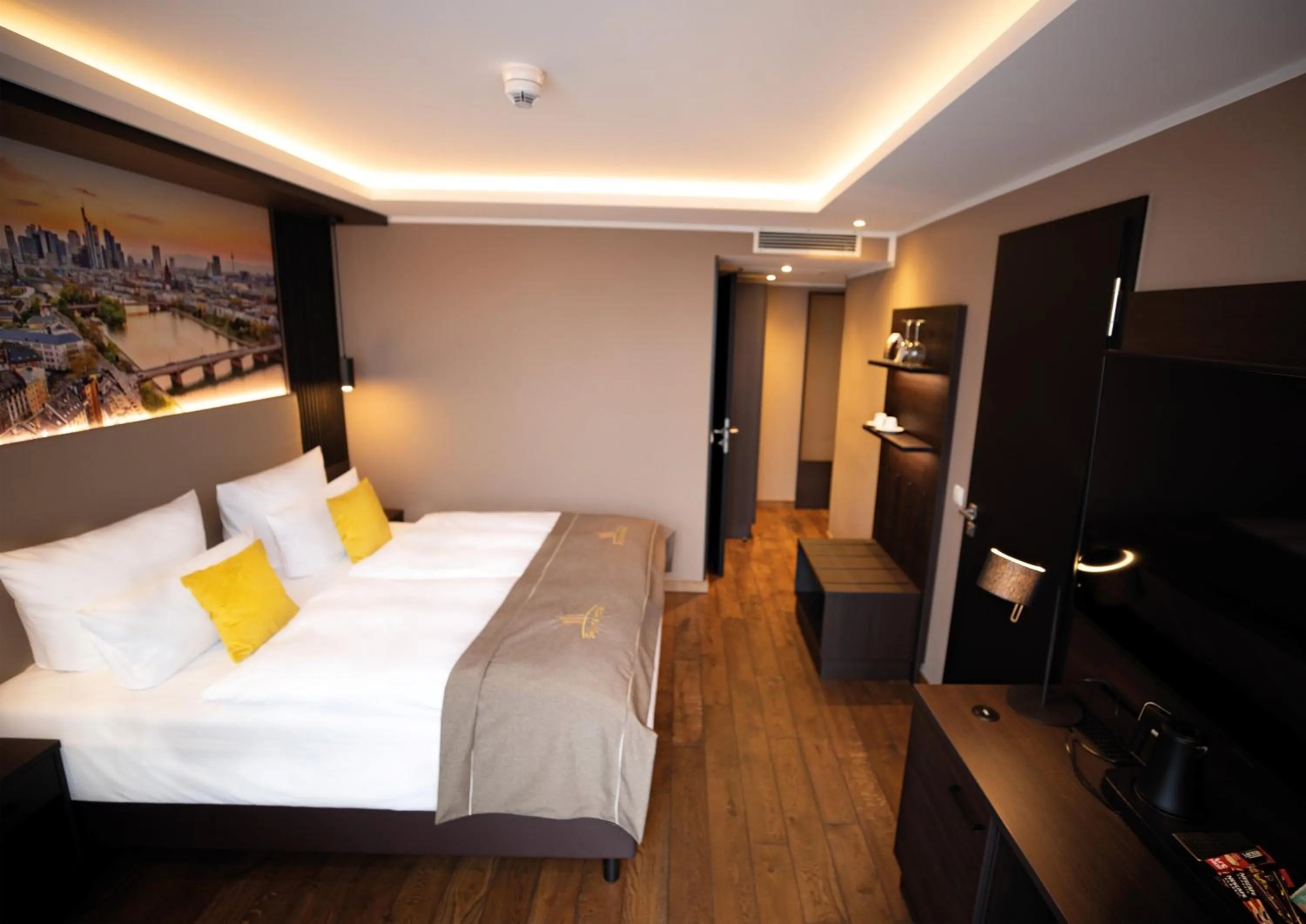 Photo of the whole room, Bed in Skyline Hotel City Frankfurt
