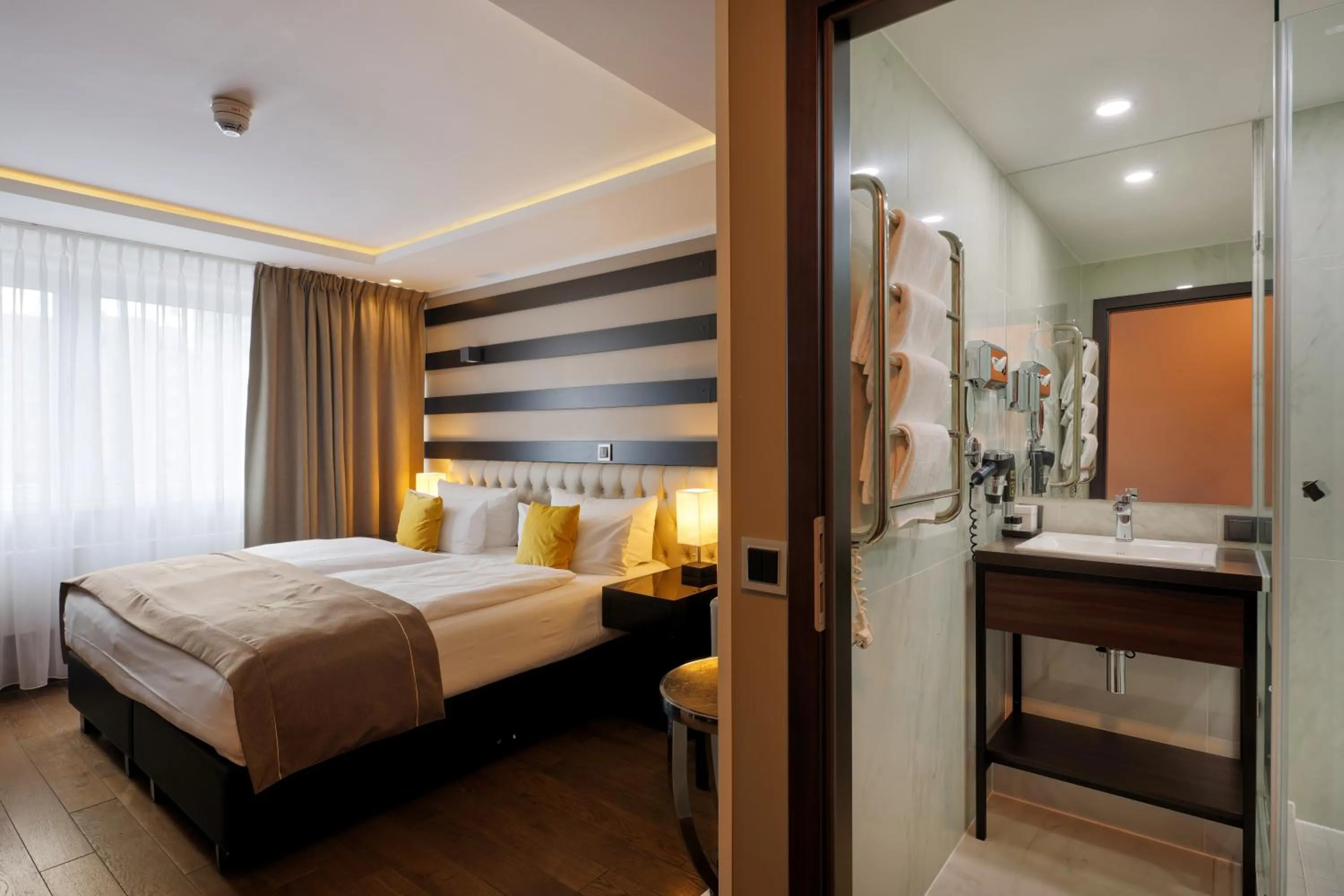 Bed in Skyline Hotel City Frankfurt