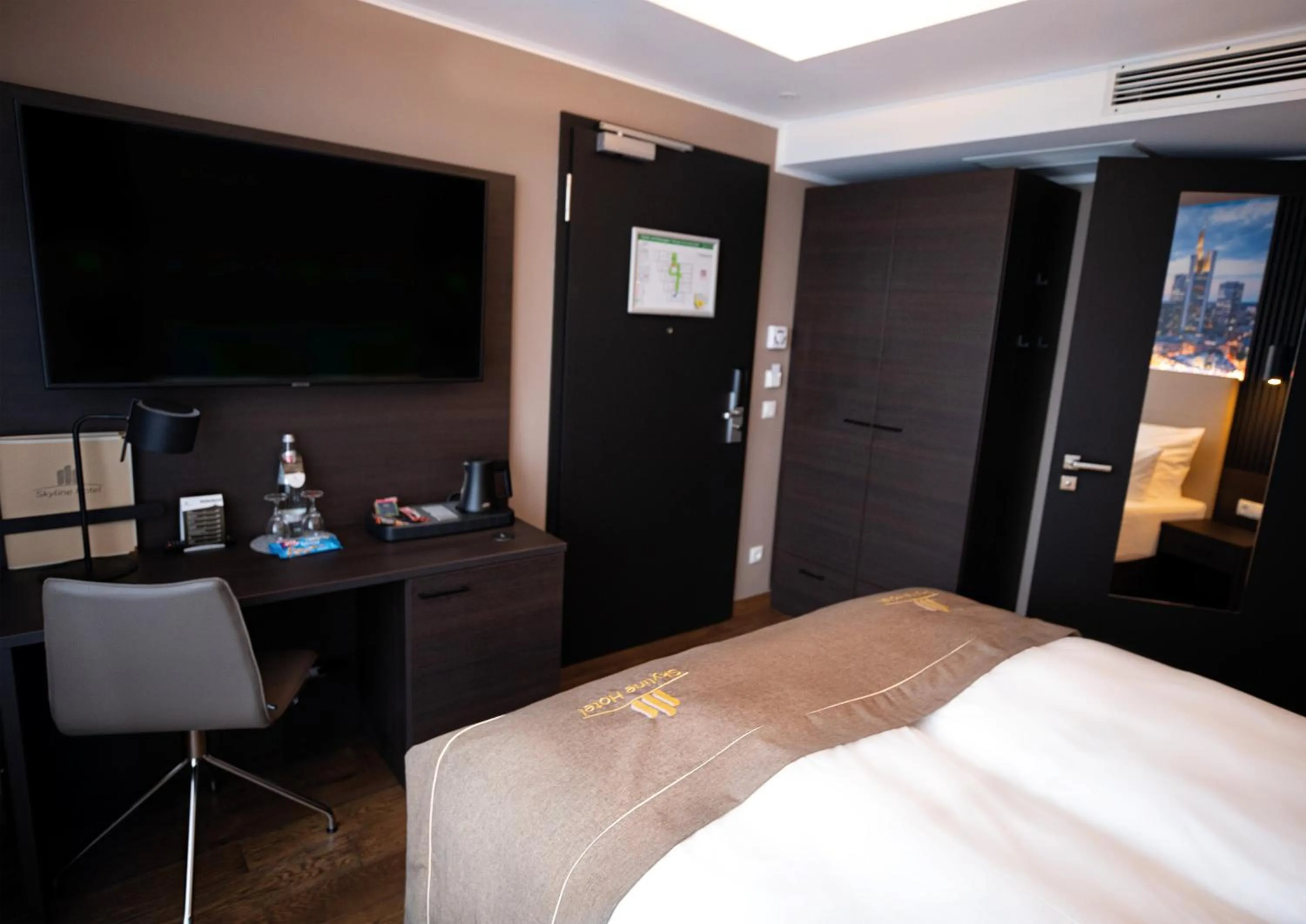 Photo of the whole room, Bed in Skyline Hotel City Frankfurt