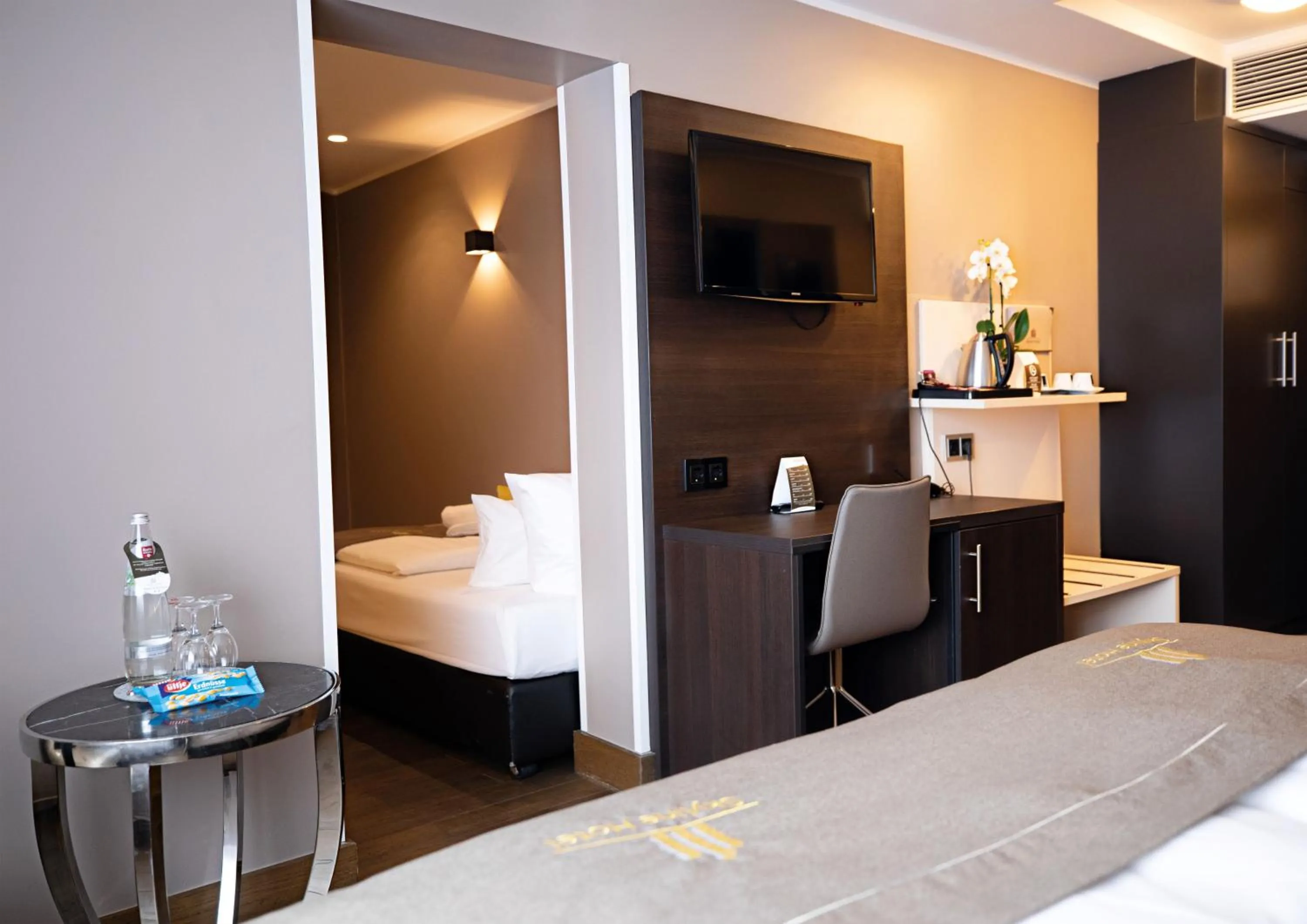 Photo of the whole room, Bed in Skyline Hotel City Frankfurt