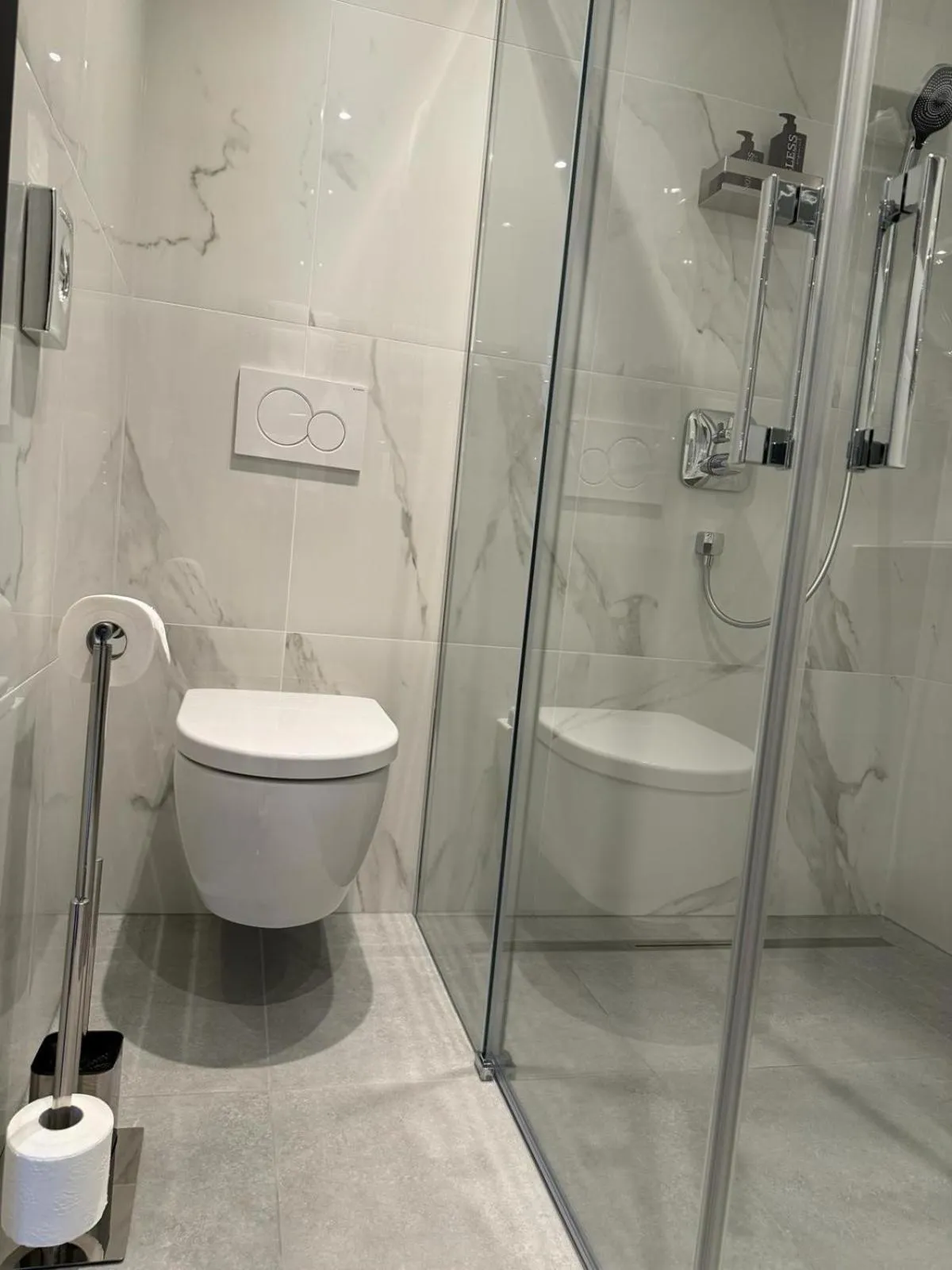 Shower in Skyline Hotel City Frankfurt