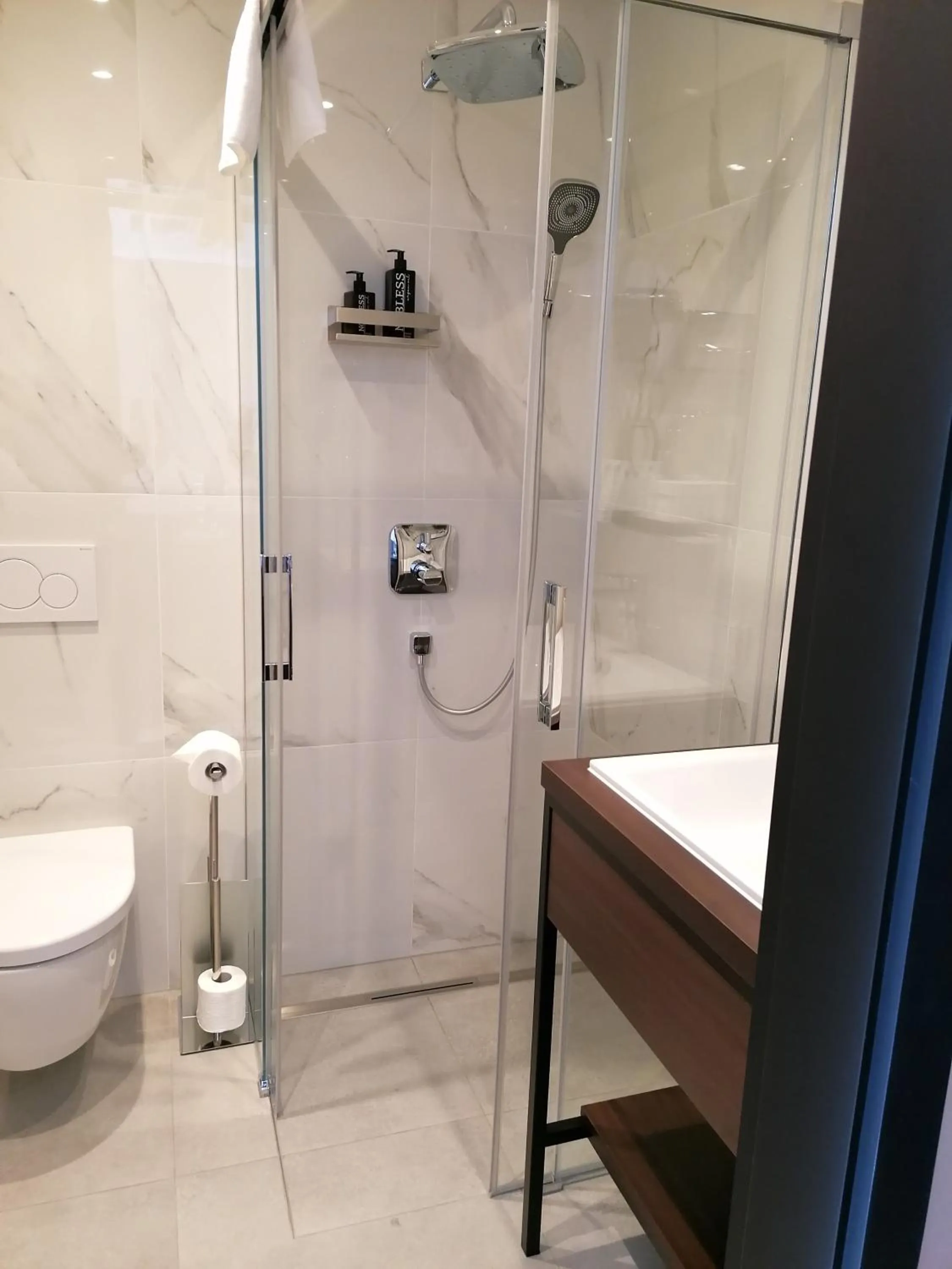 Shower in Skyline Hotel City Frankfurt