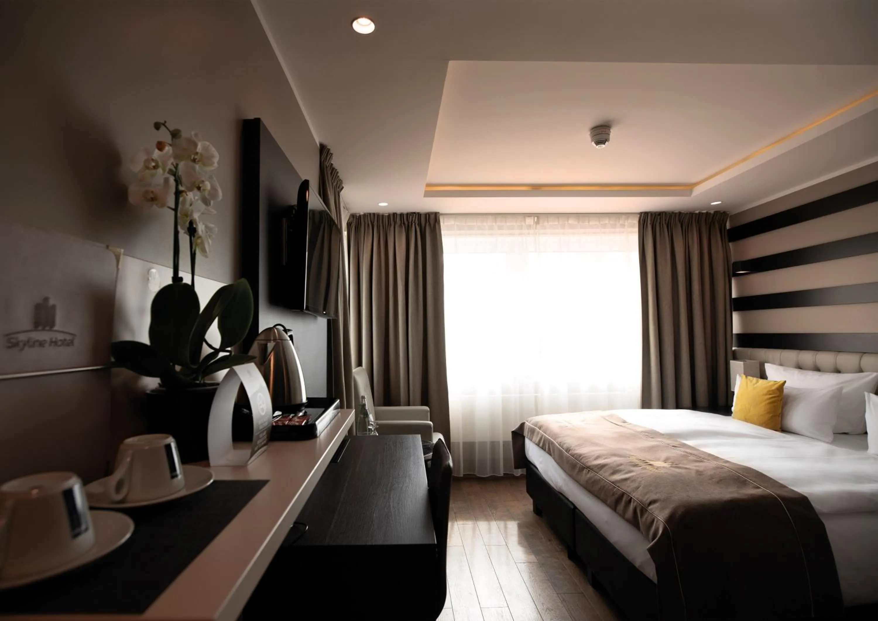 Photo of the whole room, Bed in Skyline Hotel City Frankfurt