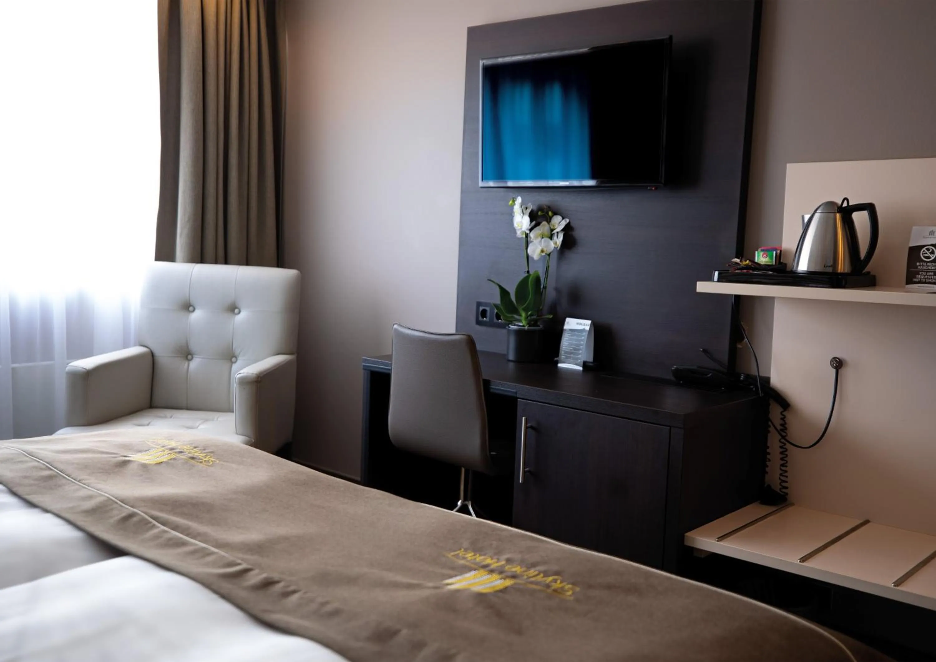 Photo of the whole room, Bed in Skyline Hotel City Frankfurt