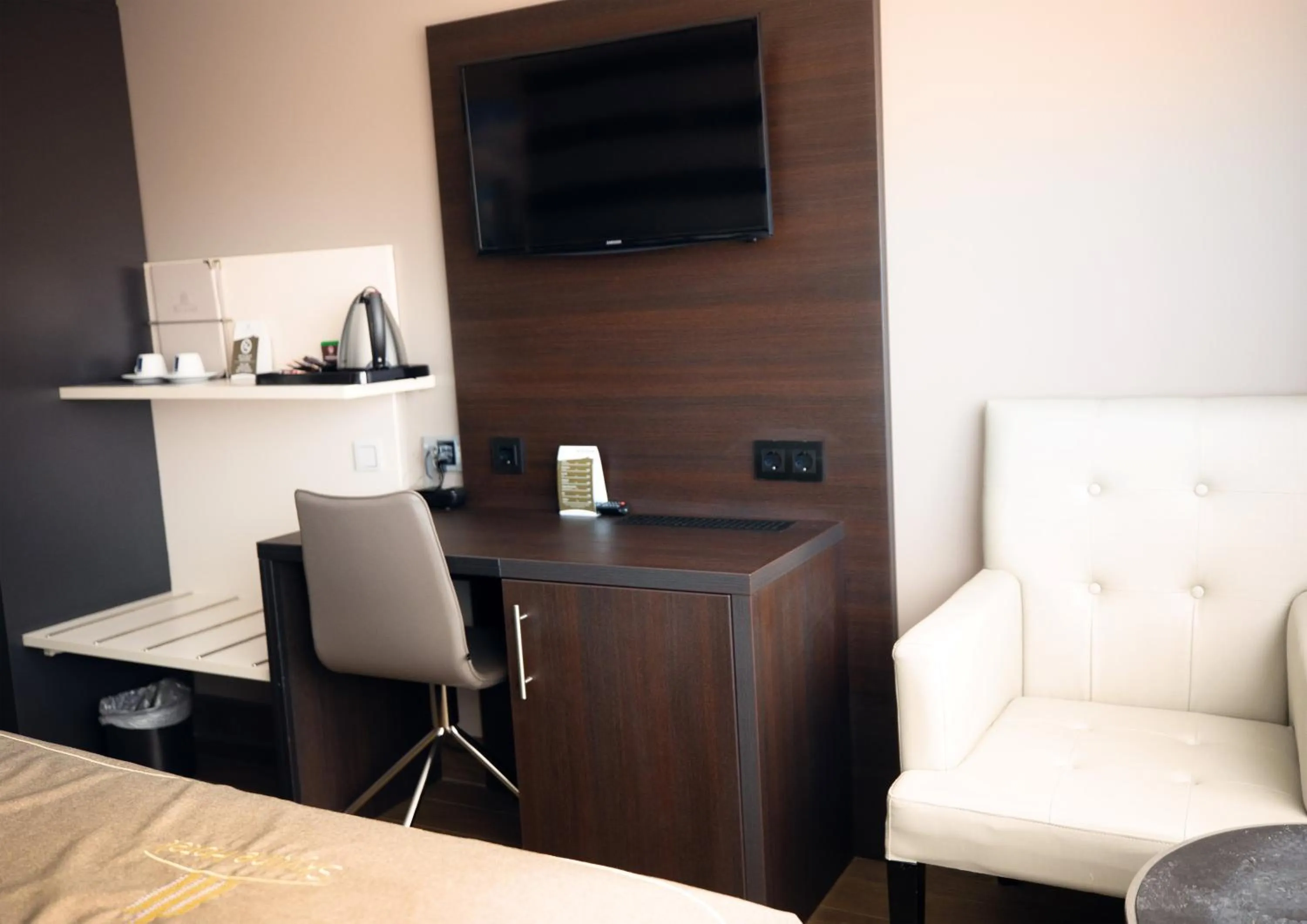 Photo of the whole room, Bed in Skyline Hotel City Frankfurt