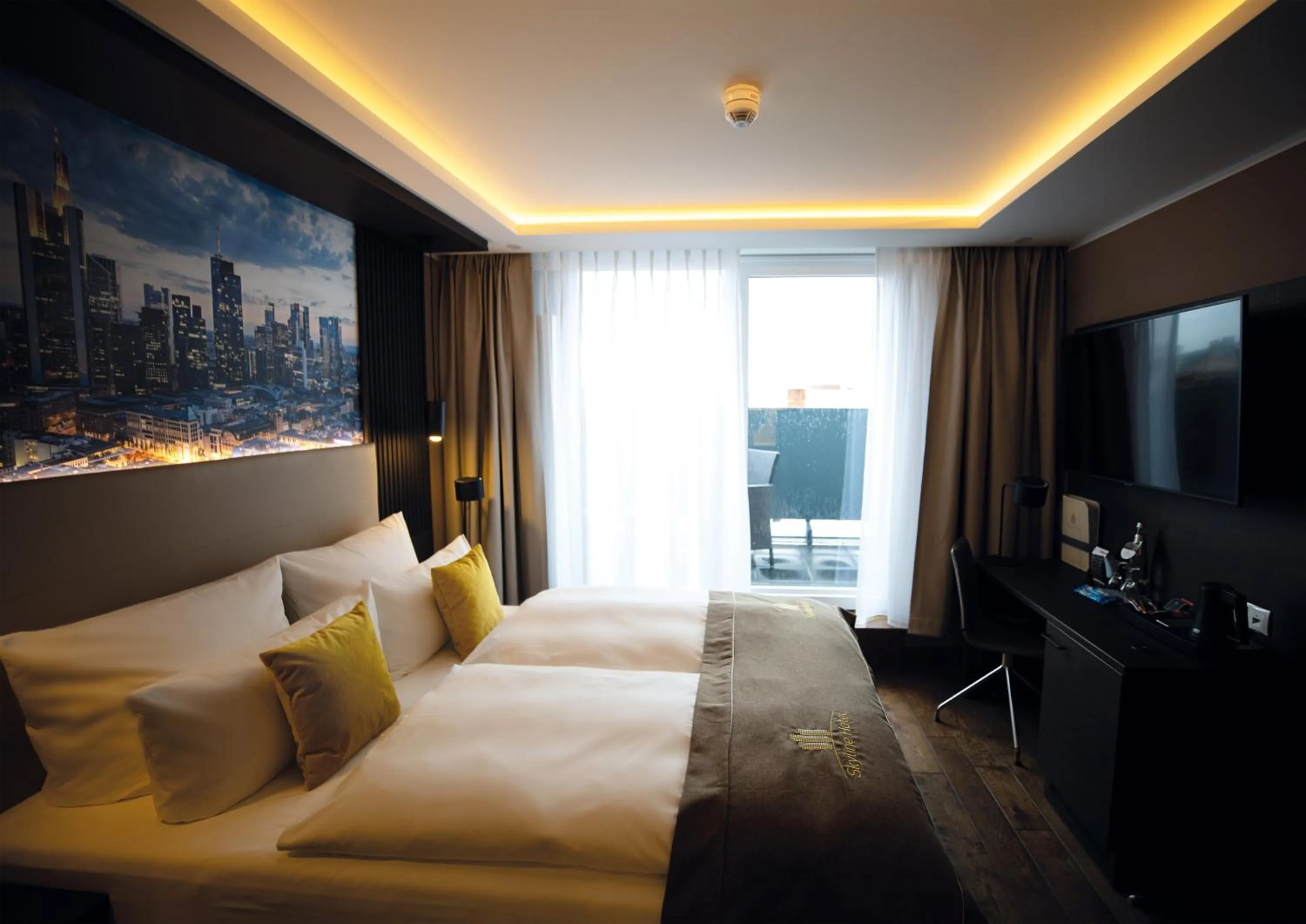 Photo of the whole room, Bed in Skyline Hotel City Frankfurt
