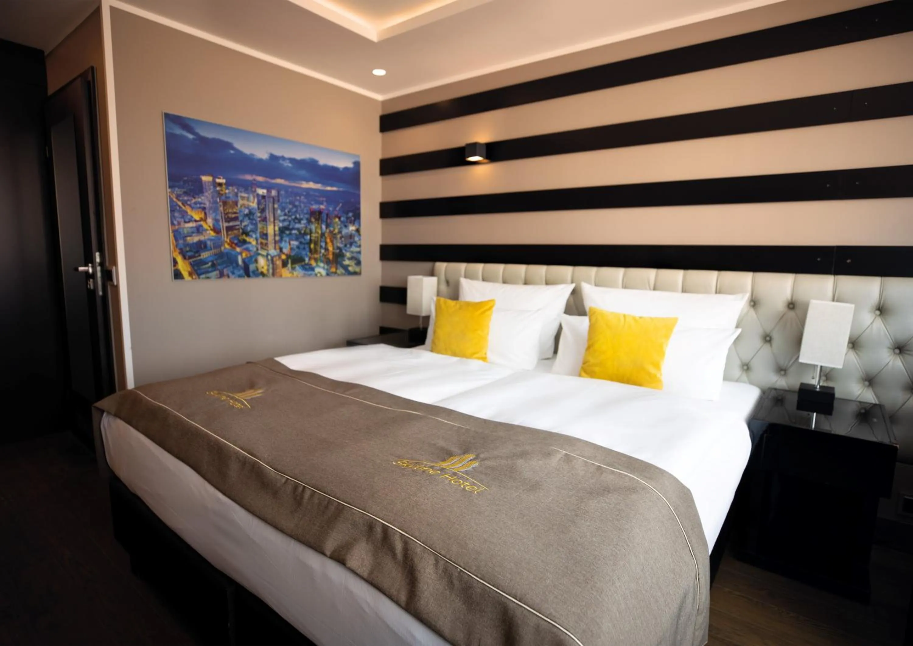 Bed in Skyline Hotel City Frankfurt