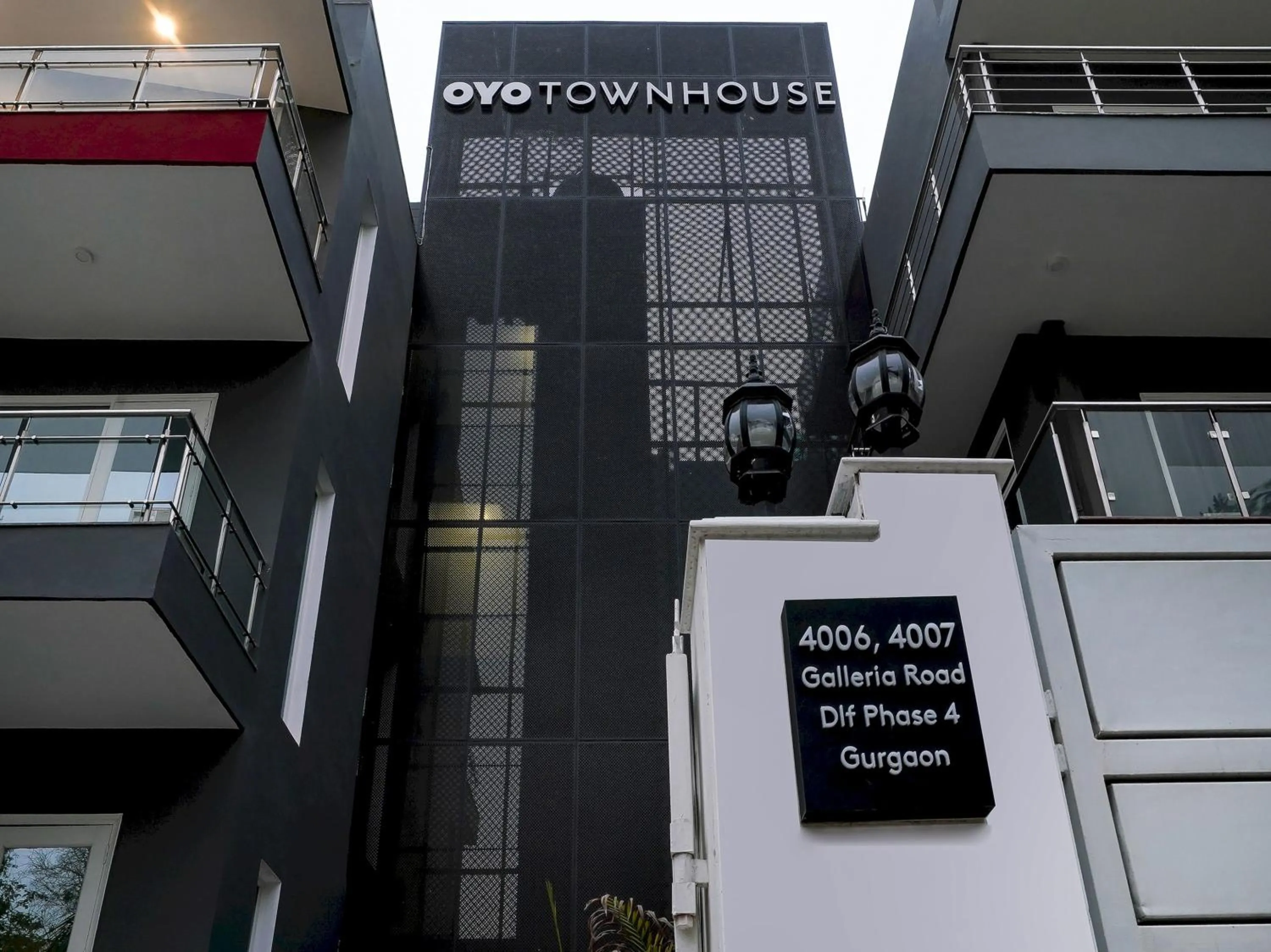 Facade/entrance in Super Townhouse Galleria Market Near Golf Course Road