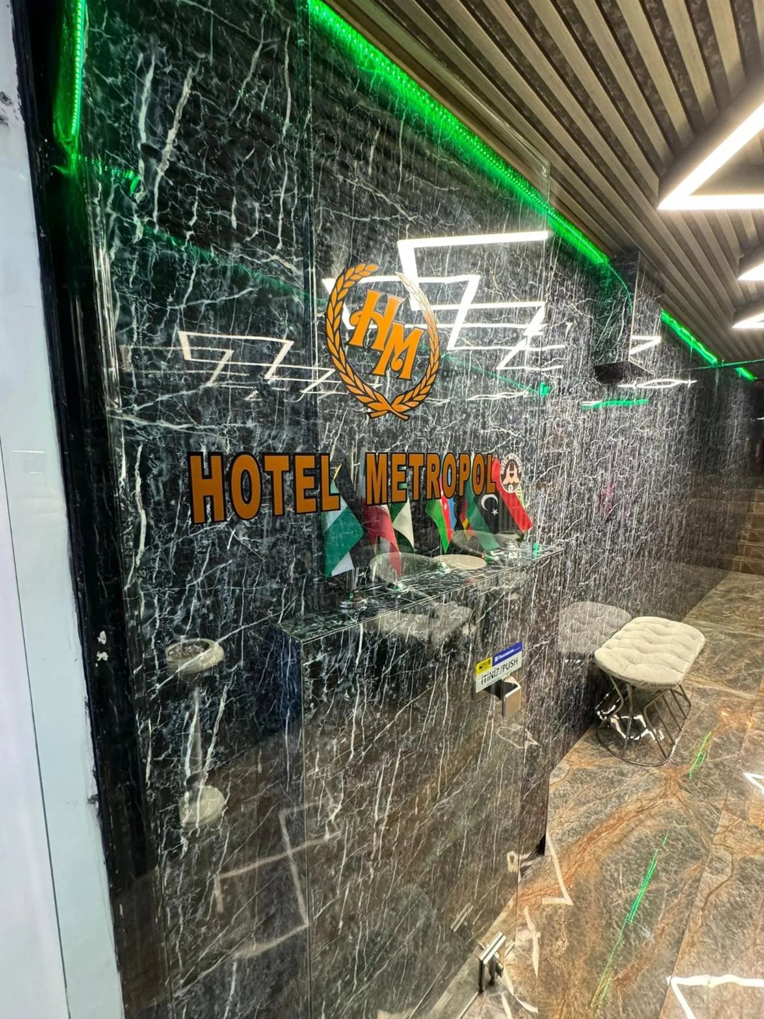 Facade/entrance in Hotel Metropol 1