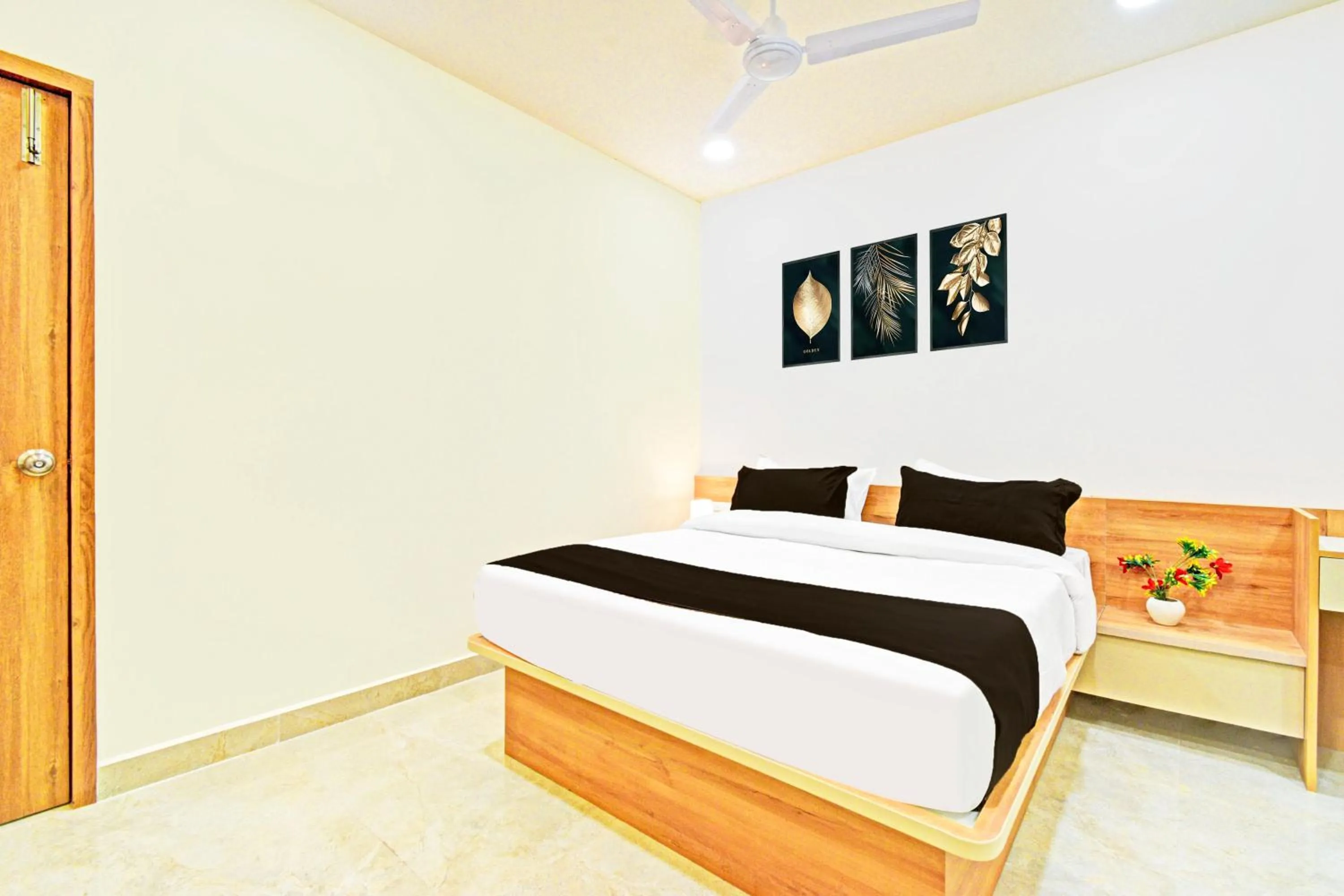 Bedroom, Bed in Super Townhouse Oak Kompally