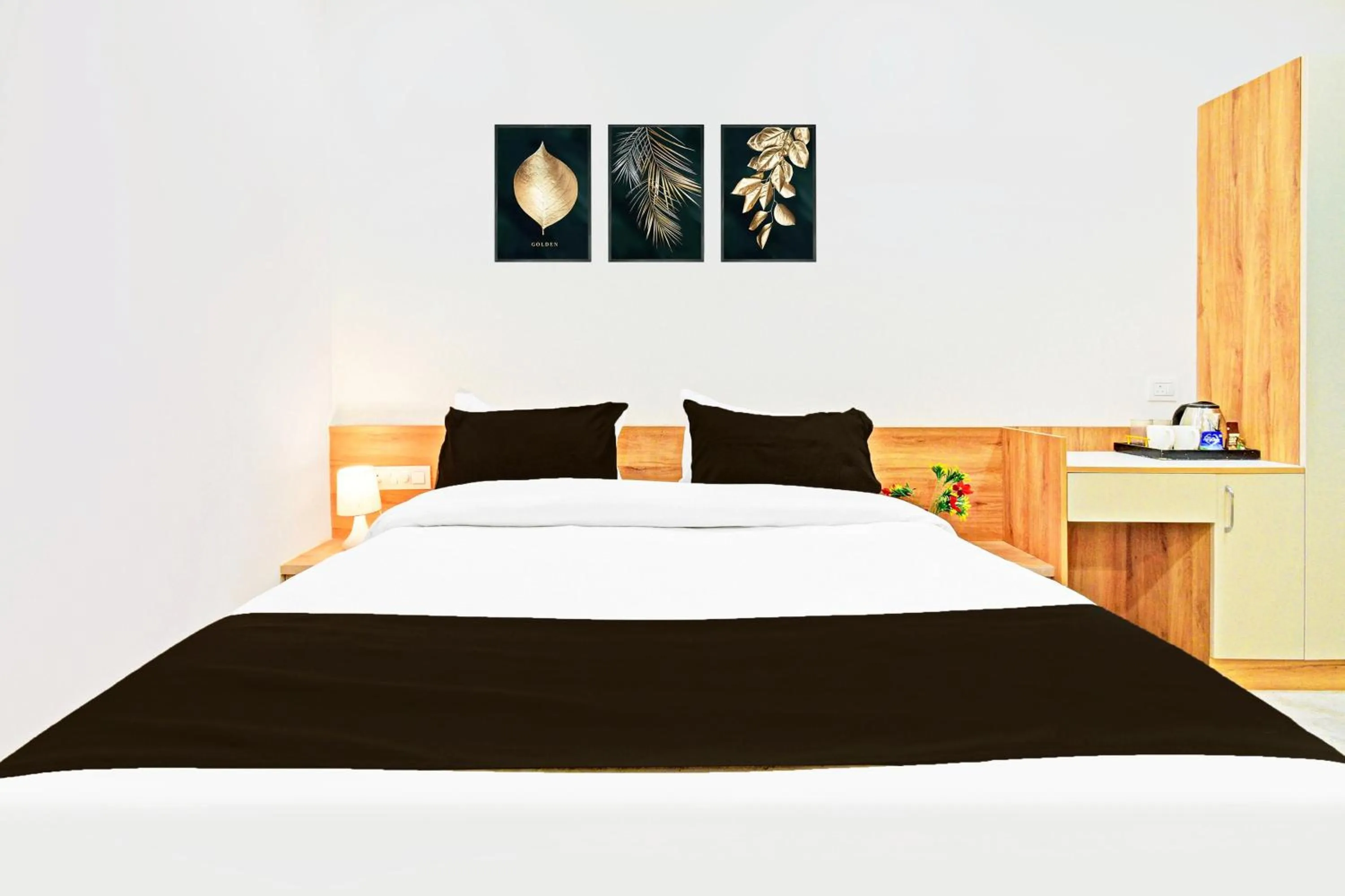 Bedroom, Bed in Super Townhouse Oak Kompally