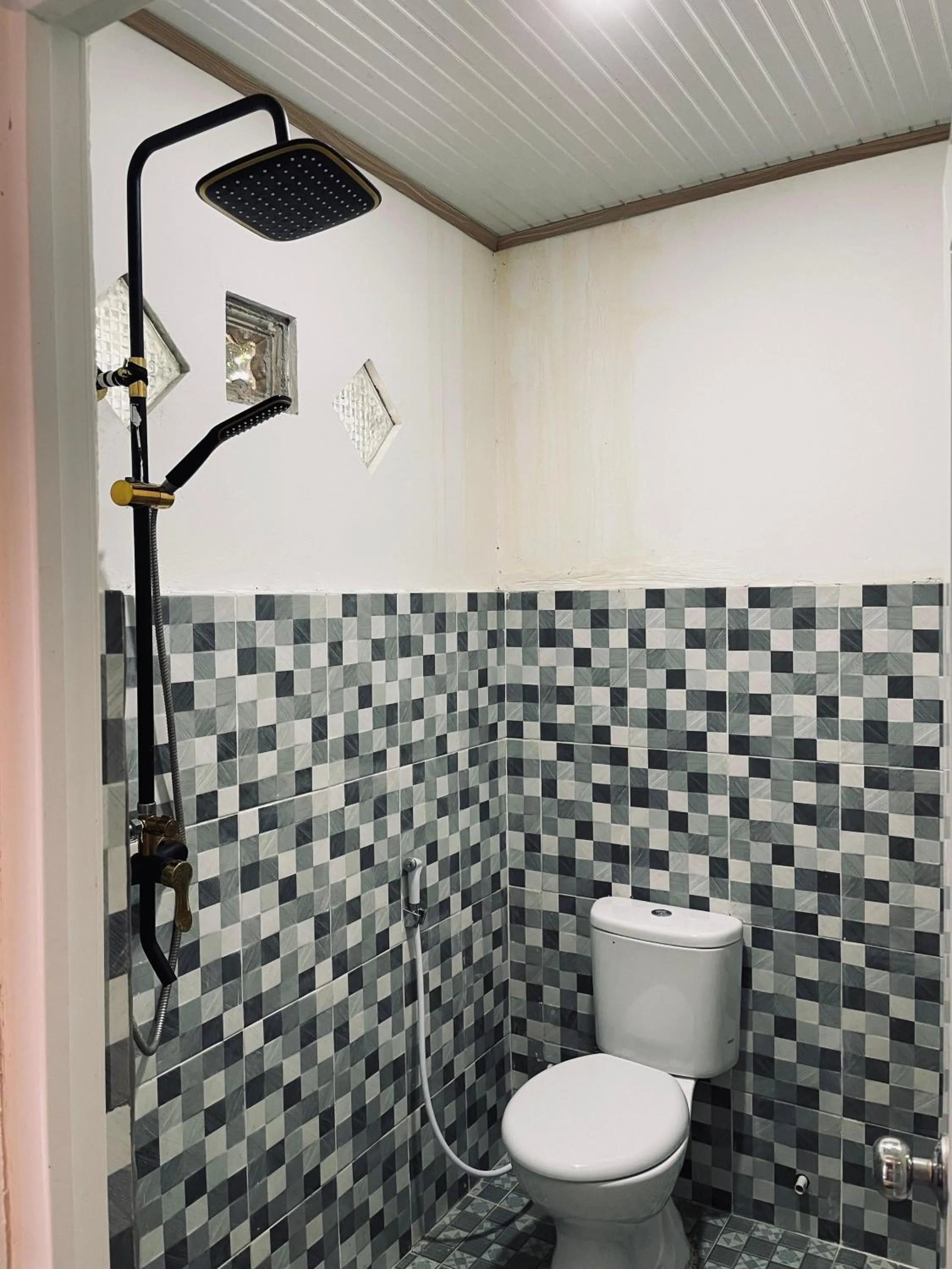 Shower in Zoya Rinjani Villa