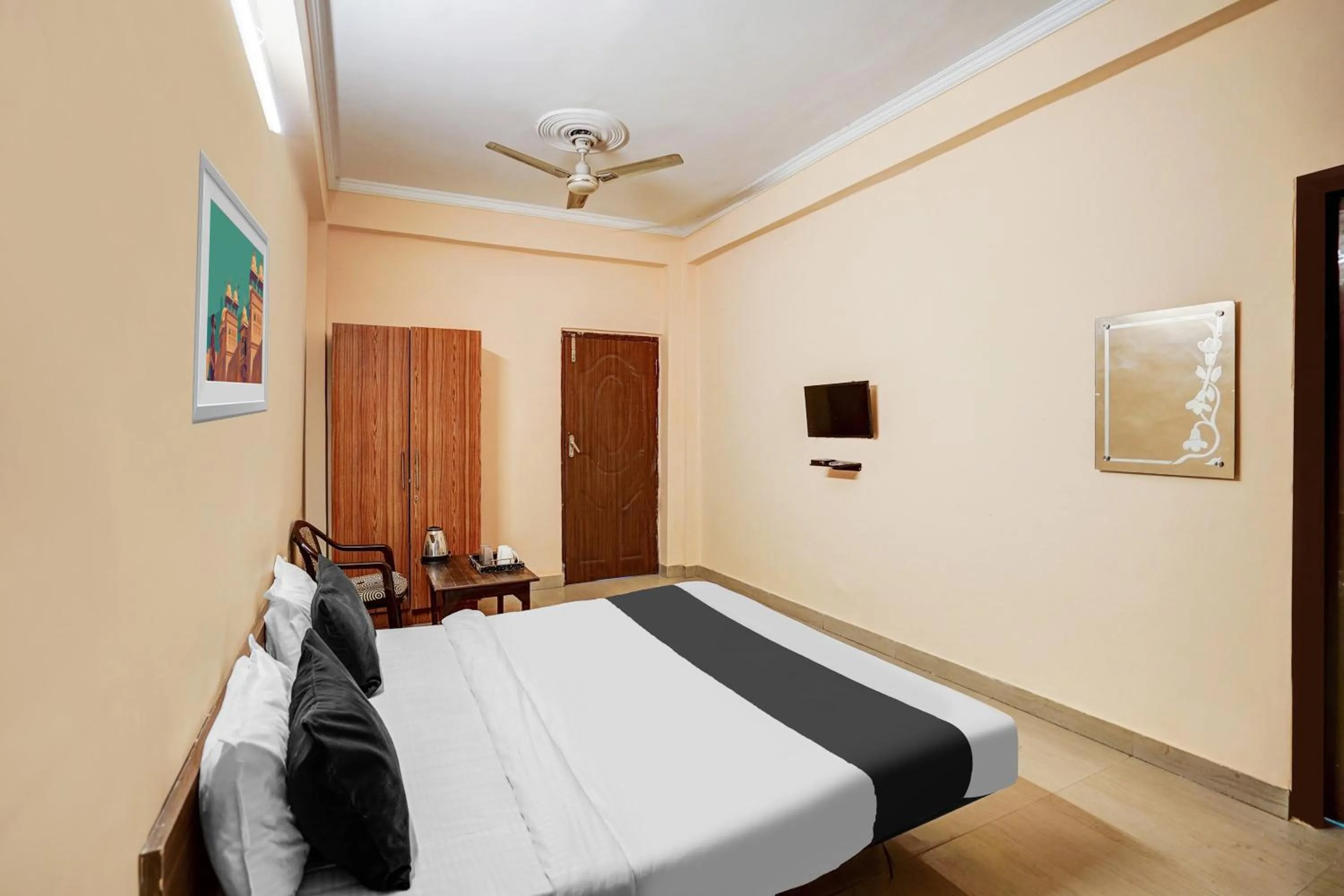 Bedroom, Bed in Super Hotel O Jankipuram Vikas Nagar