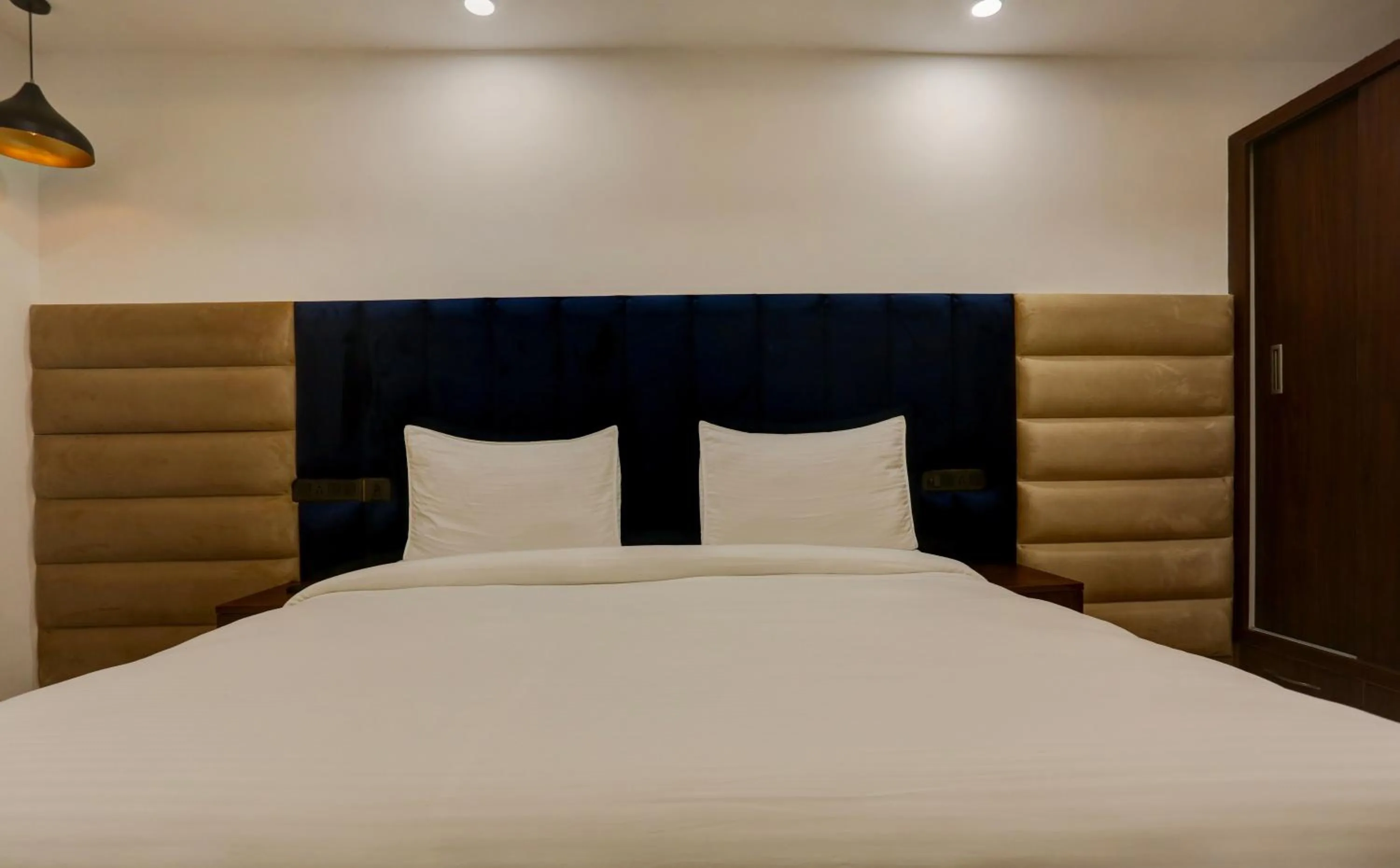 Bedroom, Bed in Hotel O Golden Eye Inn
