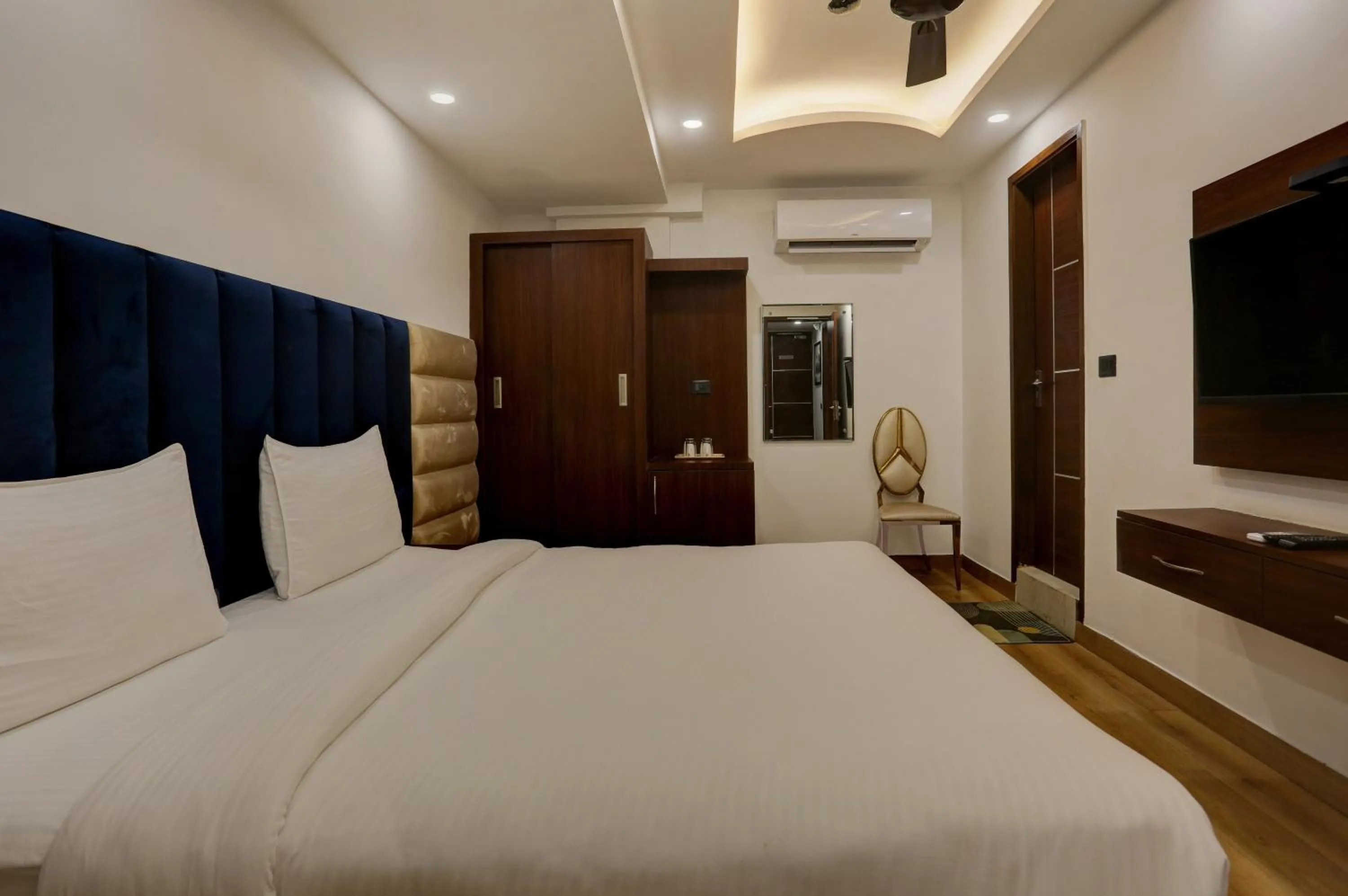 Balcony/Terrace, Bed in Hotel O Golden Eye Inn