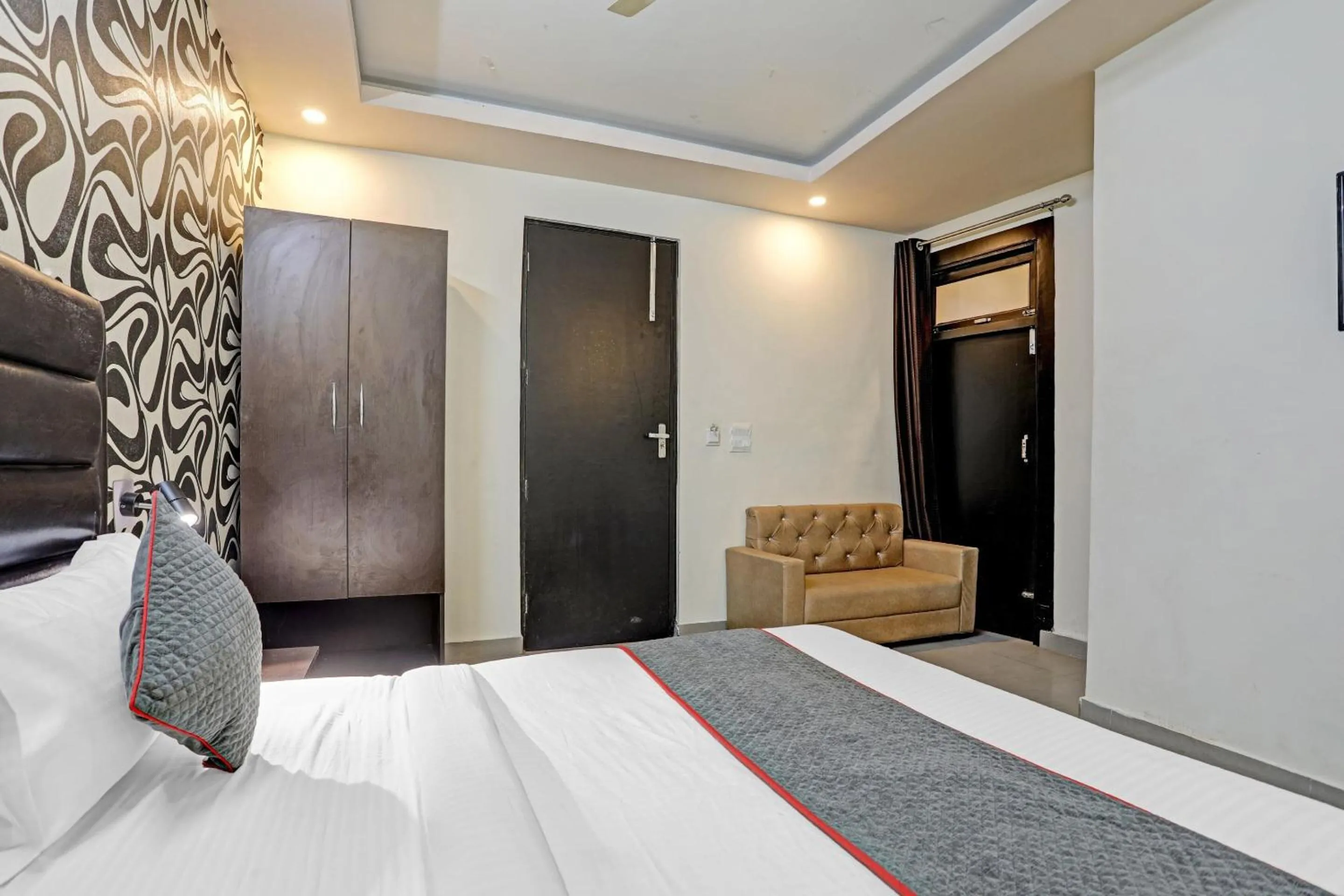 Photo of the whole room, Bed in TOWNHOUSE THE HOTEL DIAMOND VASUNDHARA