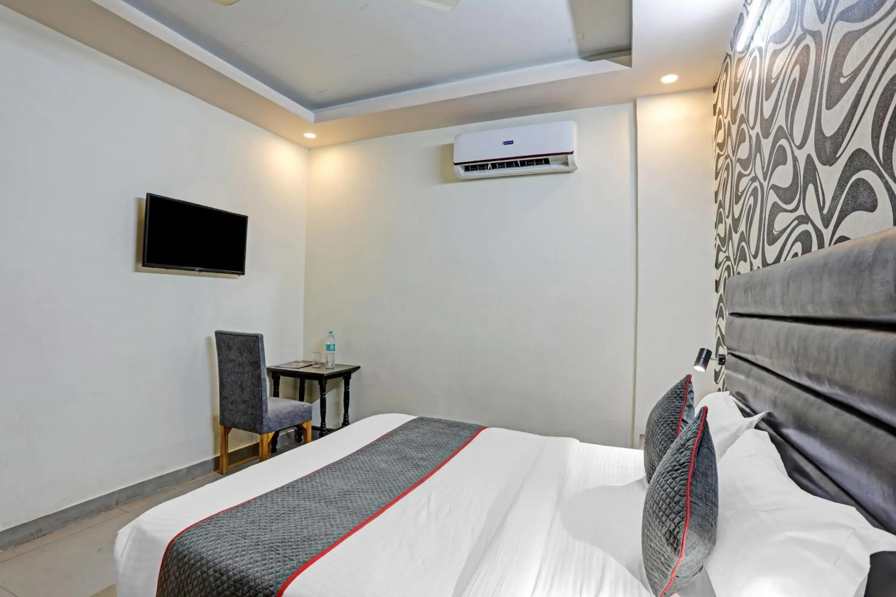 Bedroom in Super TOWNHOUSE THE HOTEL DIAMOND VASUNDHARA Bedroom in Super TOWNHOUSE THE HOTEL DIAMOND VASUNDHARA