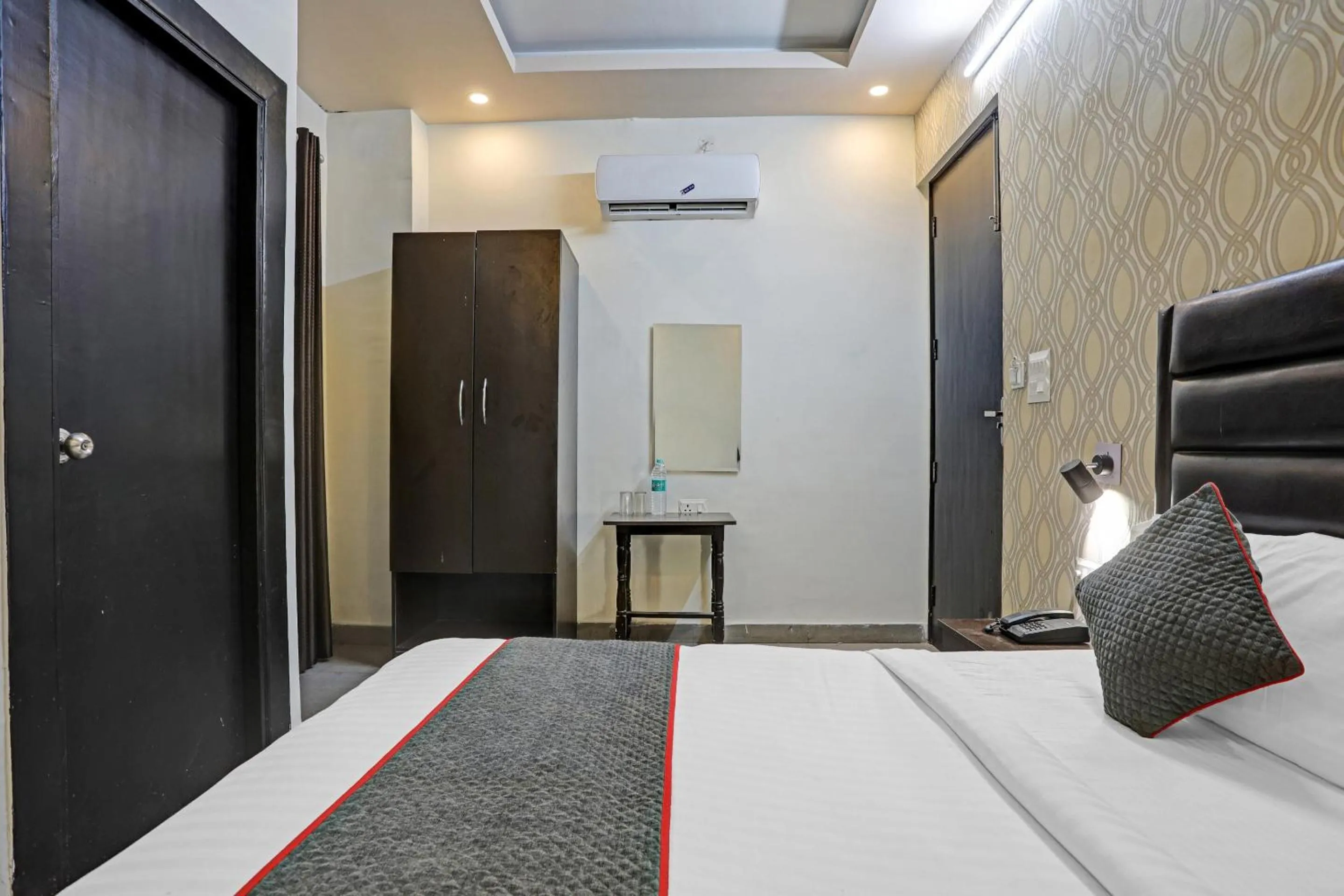 TV and multimedia, Bed in TOWNHOUSE THE HOTEL DIAMOND VASUNDHARA