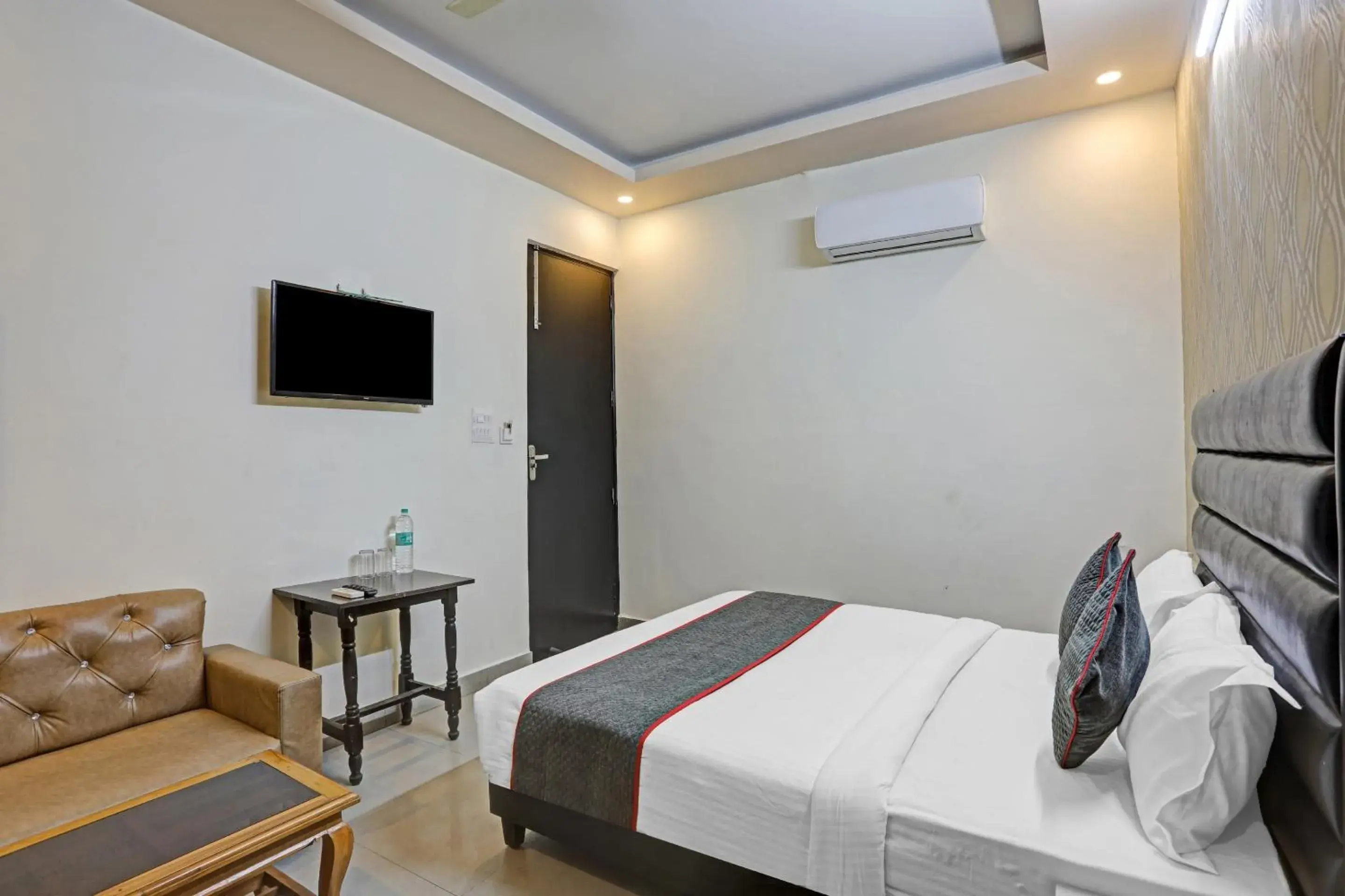 Classic Triple Room - single occupancy in TOWNHOUSE THE HOTEL DIAMOND VASUNDHARA Classic Triple Room - single occupancy in TOWNHOUSE THE HOTEL DIAMOND VASUNDHARA