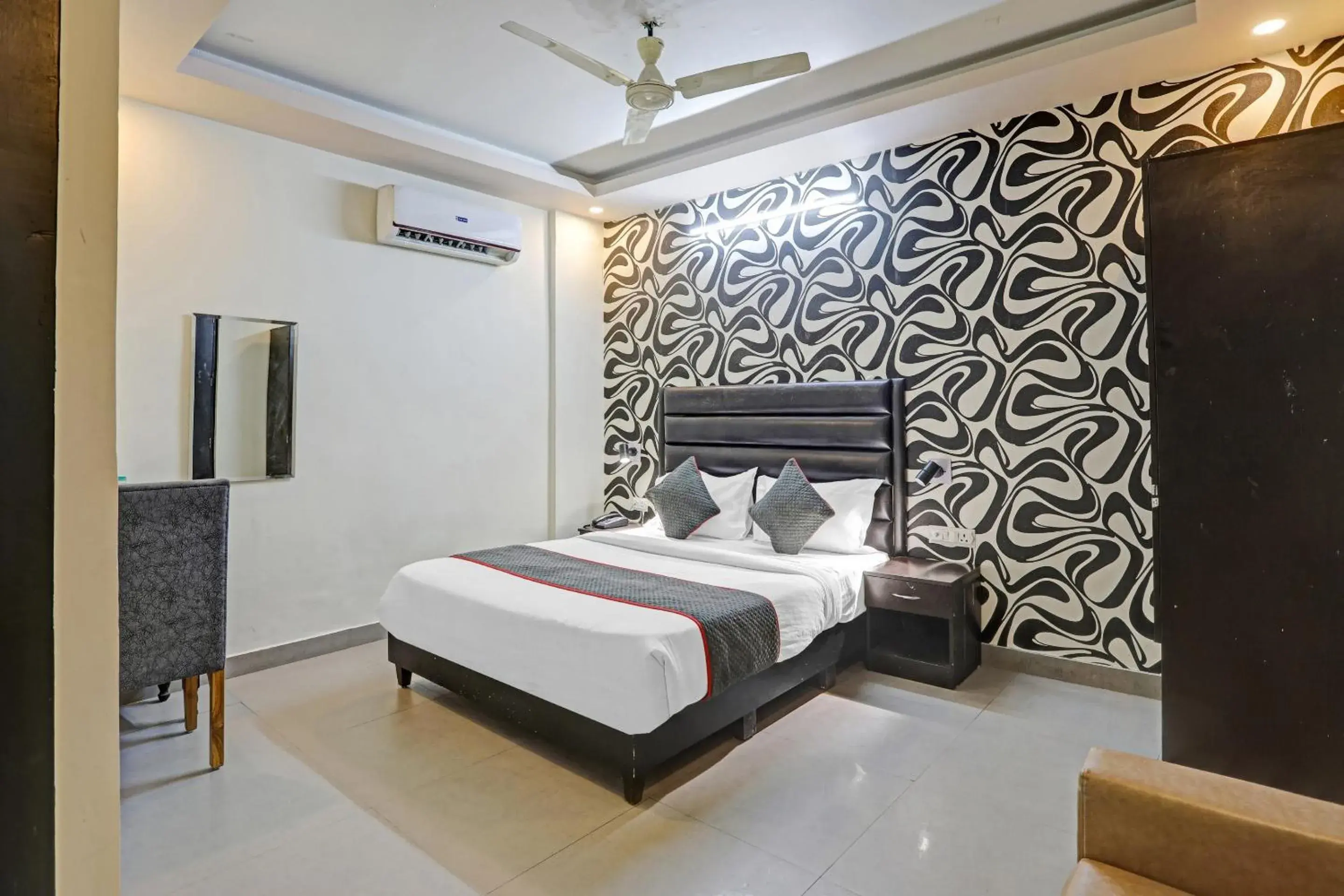 Bedroom in Super TOWNHOUSE THE HOTEL DIAMOND VASUNDHARA Bedroom in Super TOWNHOUSE THE HOTEL DIAMOND VASUNDHARA