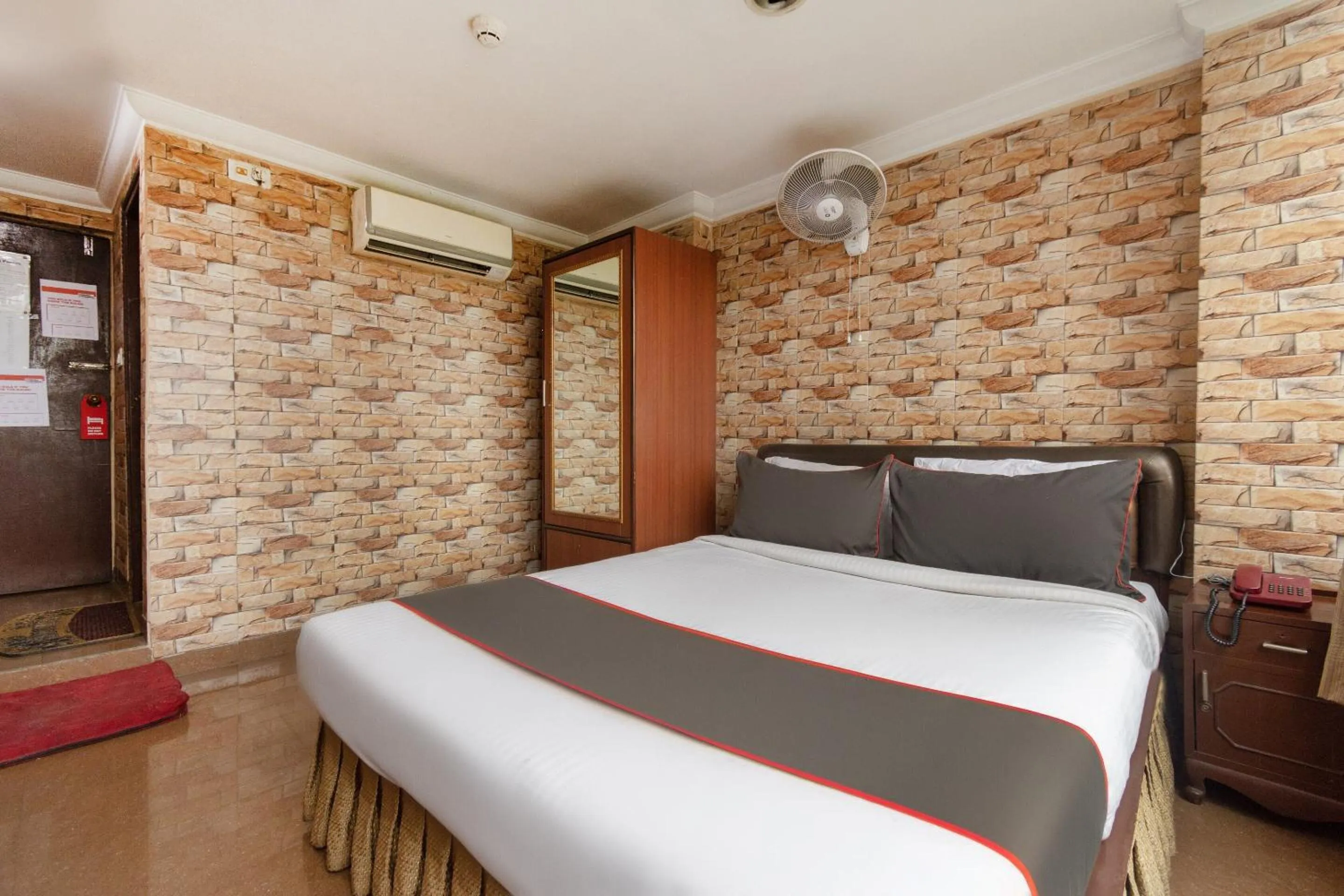 Bedroom in Collection O Raj Darbar Near City Centre