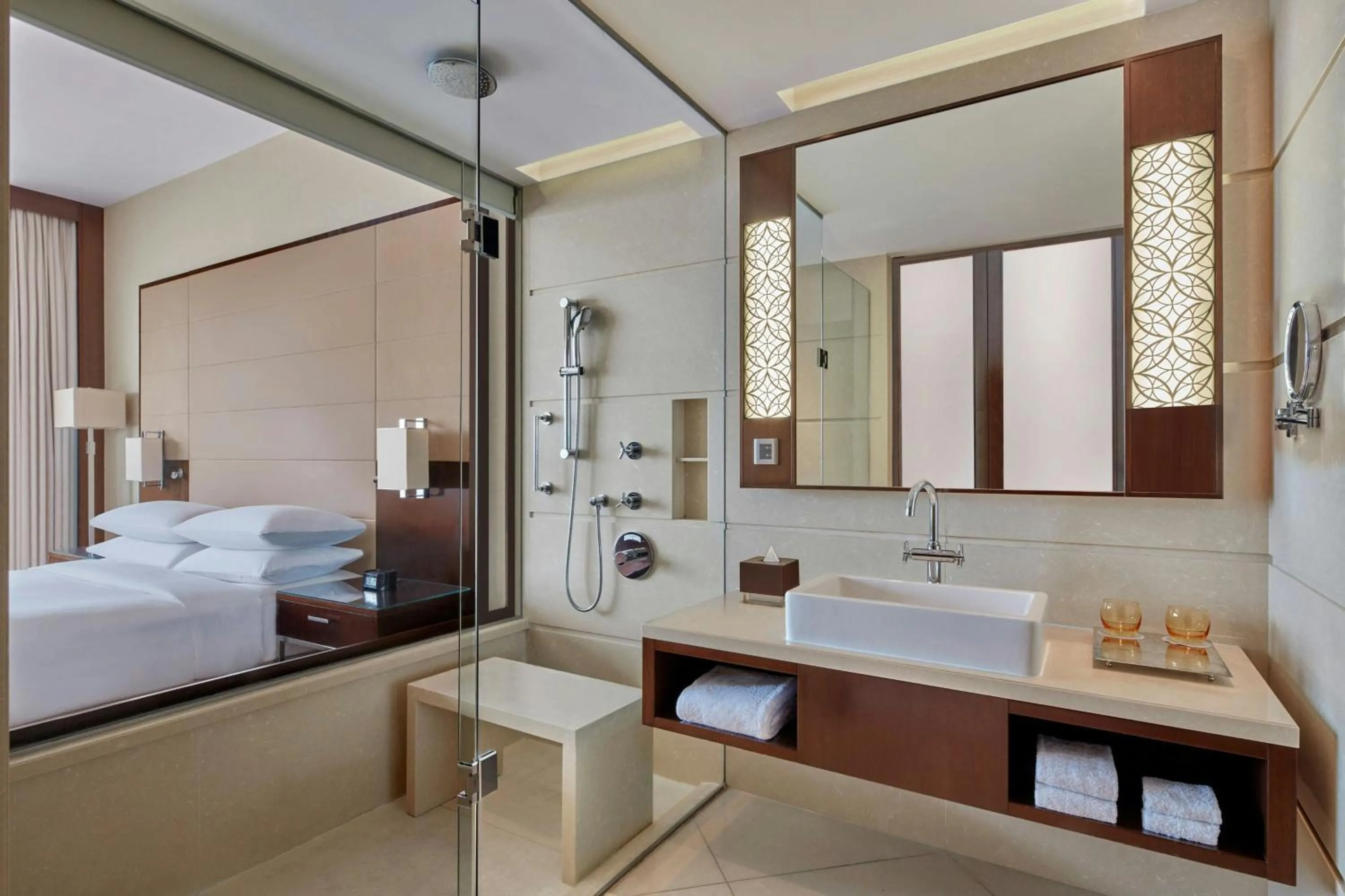 Photo of the whole room, Bed in Kochi Marriott Hotel