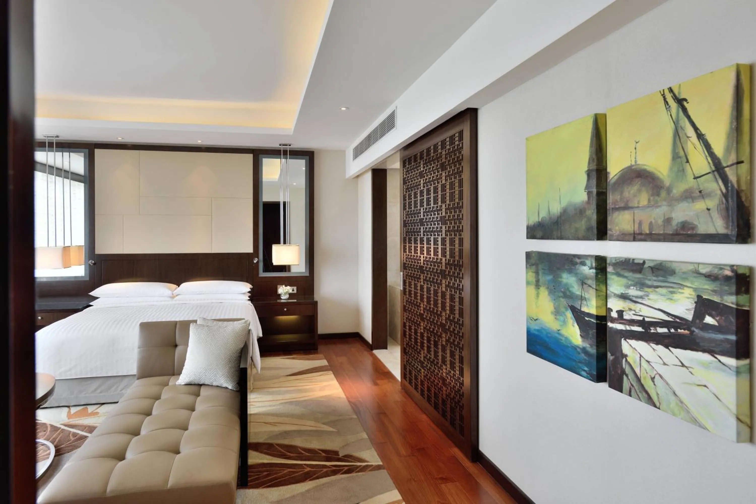 Photo of the whole room, Bed in Kochi Marriott Hotel