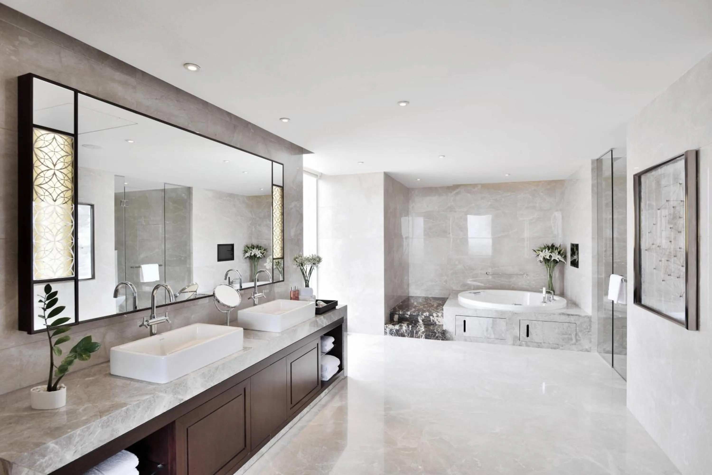 Bathroom, Bed in Kochi Marriott Hotel