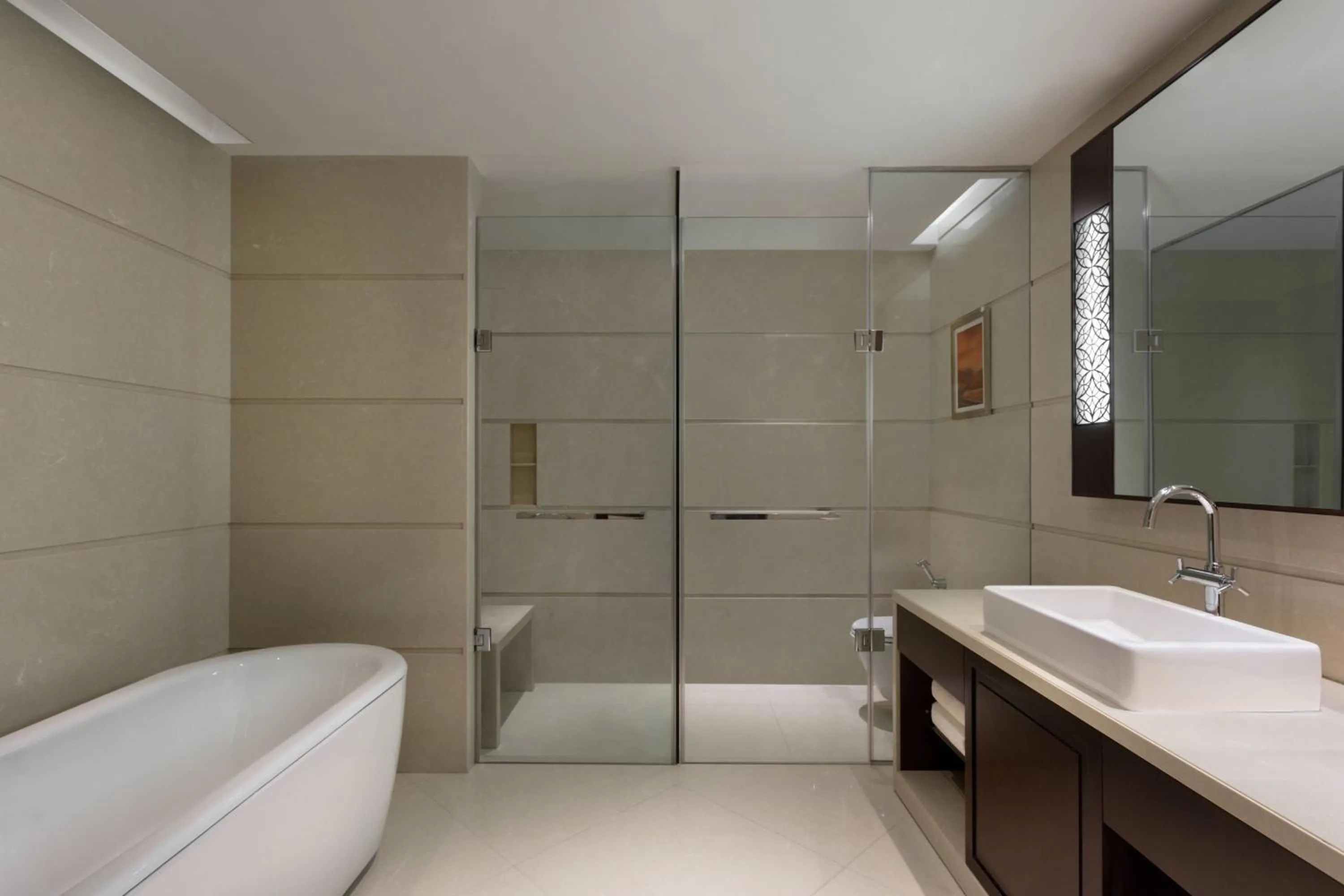 Bathroom in Kochi Marriott Hotel